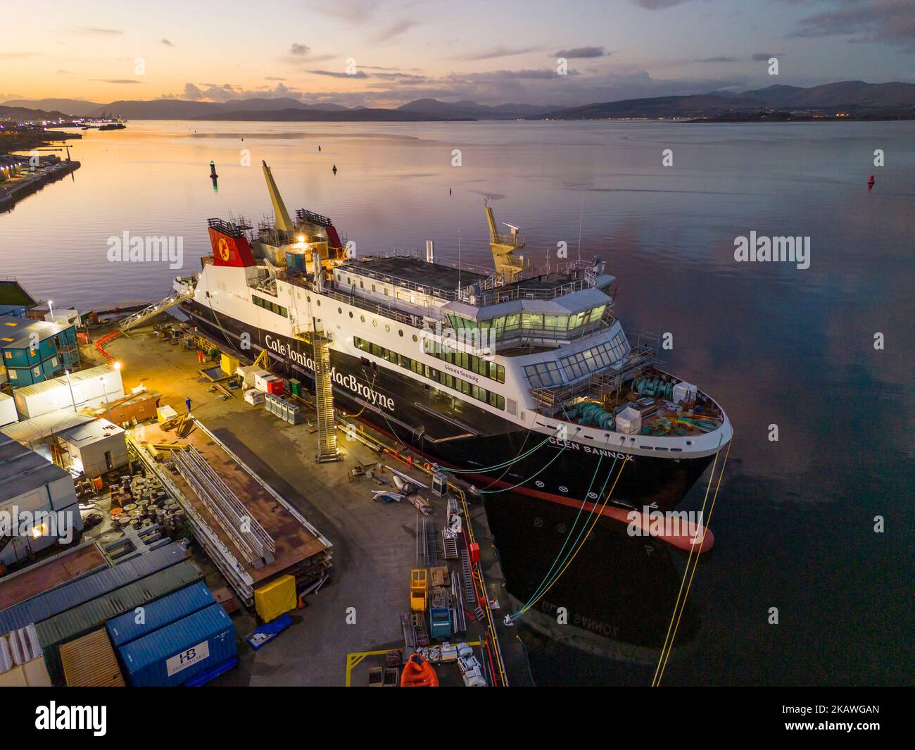 Port Glasgow, Écosse, Royaume-Uni. 3rd novembre 2022. Vue aérienne du traversier Calédonian MacBrayne MV Glen Sannox en construction au chantier naval Ferguson Marine à Port Glasgow, sur la rivière Clyde. Les traversiers, MV Glen Sannox et Hull 802 sont retardés et leur budget est dépassé. Le Comité de vérification publique du Parlement écossais entendra le vendredi 4th novembre la première ministre Nicola Sturgeon. Le Comité enquête sur l'attribution du contrat d'achat au chantier naval Ferguson Marine et sur les événements qui se sont produits depuis. Les ferries ont 5 ans de retard et le prix a plus que doublé. Iain Masterton/Alay Live News Banque D'Images