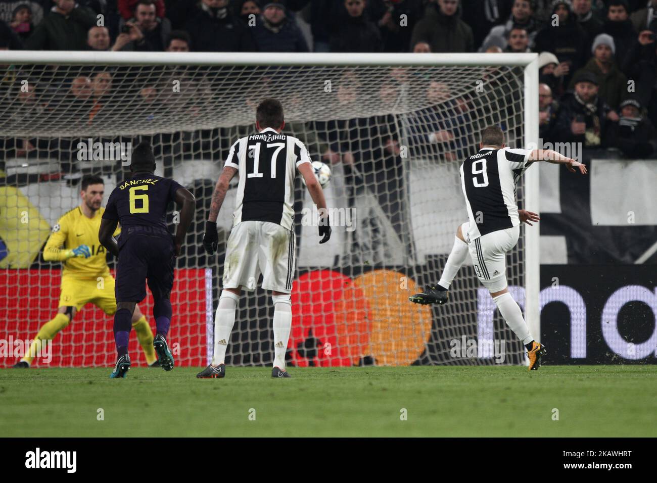 Gonzalo Higuain (9), le joueur de Juventus Forward, a raté le coup de pied de la ligue des champions de l'UEFA lors du match de football 16 JUVENTUS - TOTTENHAM, le 13/02/2018 au stade Allianz de Turin, en Italie. (Photo de Matteo Bottanelli/NurPhoto) Banque D'Images