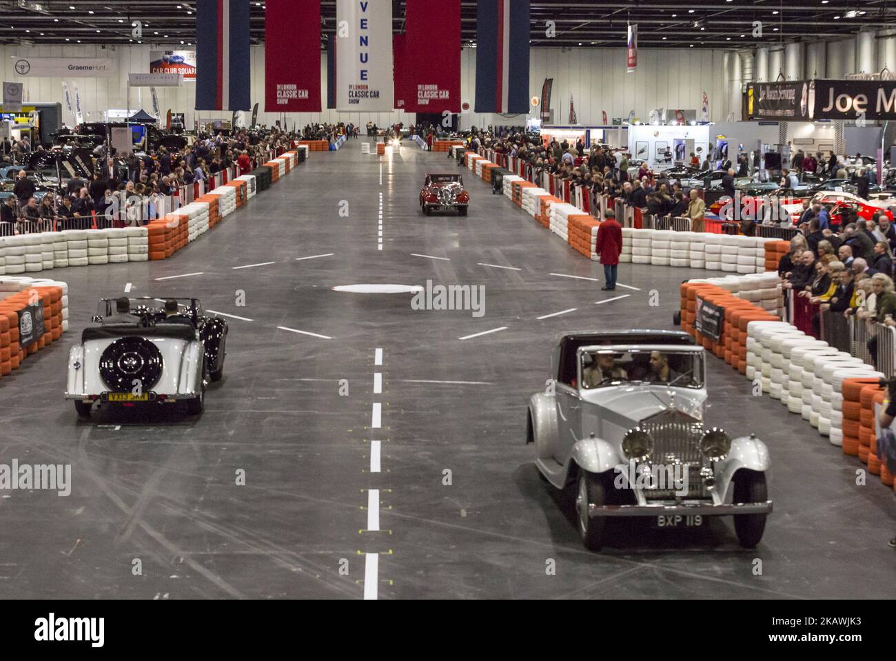 Les visiteurs regardent une présentation au centre d'exposition Excel de Londres lors du salon de l'auto classique de Londres sur 15 février 2018. L'exposition de plus de 700 voitures classiques est prête pour les visiteurs en 2018. (Photo par Dominika Zarzycka/NurPhoto) Banque D'Images