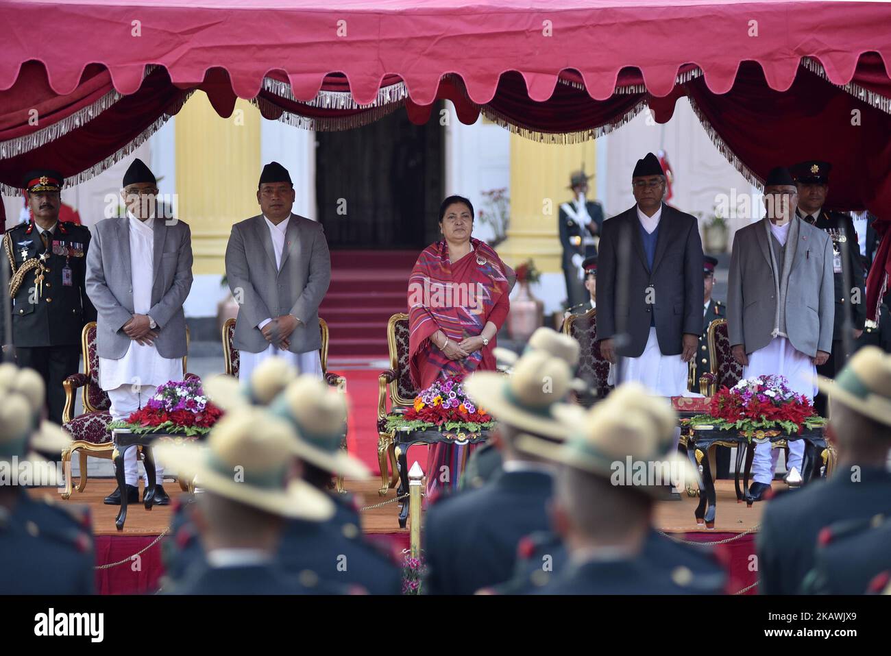 (G-D) le juge de la Cour suprême, Gopal Prasad Parajuli, vice-président du Népal, Nanda Bahadur Pun, président du Népal Bidhya Devi Bhandari, le Premier ministre sortant, Sher Bahadur Deuba, et le Premier ministre nouvellement élu du Népal, KP Sharma Oli, lors d'un serment prononcé jeudi au Sheetal Niwas, à Katmandou, au Népal, 15 février, 2018. Le Président du CPN-UML, KP Sharma Oli, élu Premier ministre du Népal en 41st. C'est la deuxième fois qu'Oli est élu PM. Il a été élu premier ministre pour la première fois sur 11 octobre 2015. (Photo de Narayan Maharajan/NurPhoto) Banque D'Images