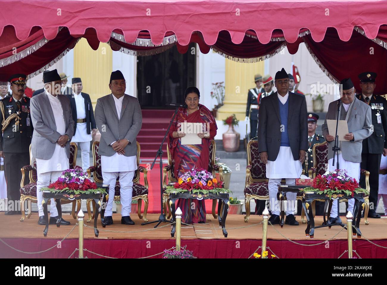 (G-D) le juge de la Cour suprême, Gopal Prasad Parajuli, vice-président du Népal, Nanda Bahadur Pun, président du Népal Bidhya Devi Bhandari, le Premier ministre sortant, Sher Bahadur Deuba, et le Premier ministre nouvellement élu du Népal, KP Sharma Oli, prêtant serment au Sheetal Niwas, à Katmandou, au Népal jeudi, 15 février 2018. Le Président du CPN-UML, KP Sharma Oli, élu Premier ministre du Népal en 41st. C'est la deuxième fois qu'Oli est élu PM. Il a été élu premier ministre pour la première fois sur 11 octobre 2015. (Photo de Narayan Maharajan/NurPhoto) Banque D'Images