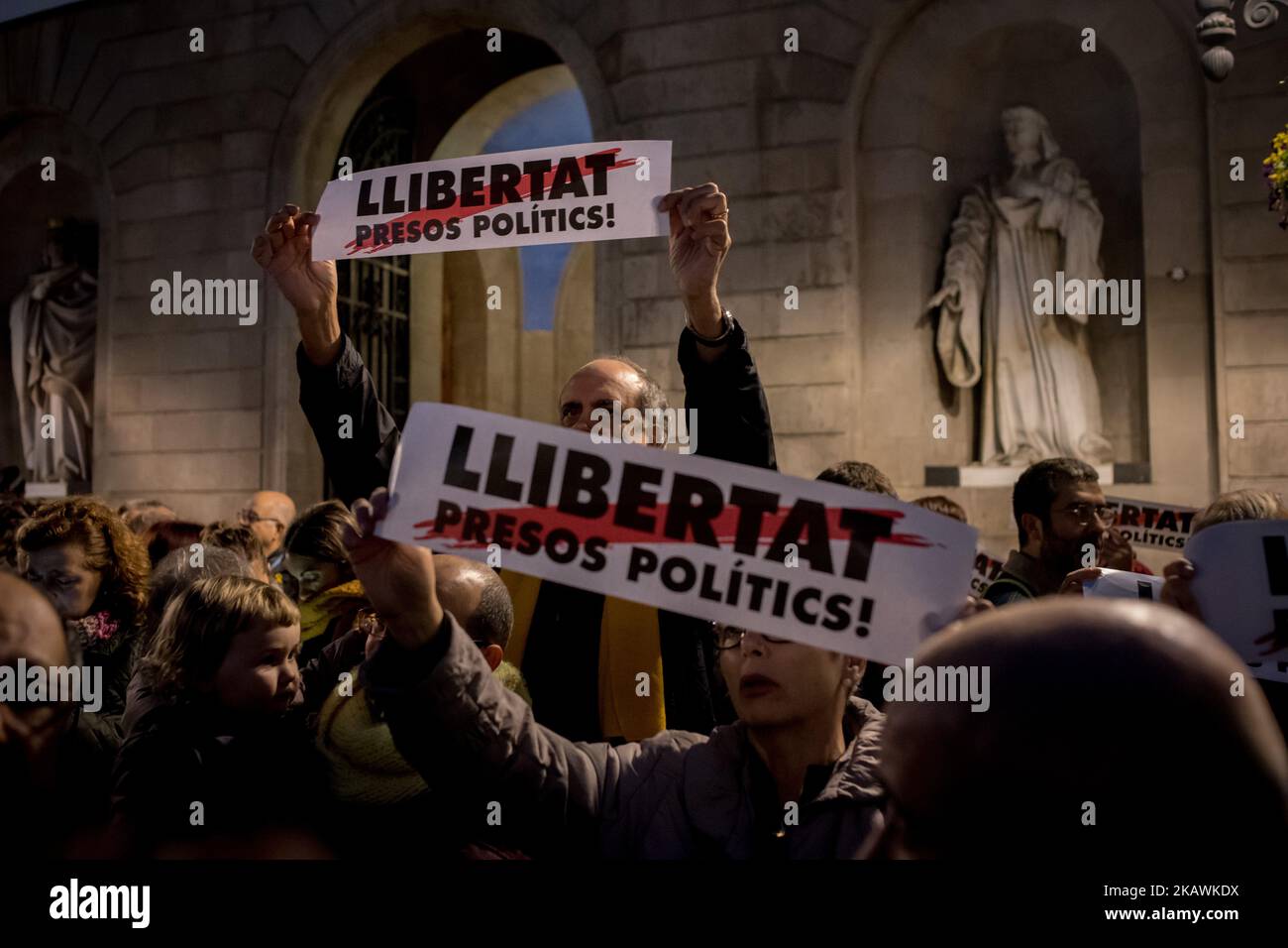 Les gens tiennent des bannières lisant "la liberté pour les prisonniers politiques" lors d'une marche en faveur des leaders indépendants catalans emprisonnés à Barcelone, Catalogne, Espagne, le 16 février 2018. Les anciens ministres régionaux Oriol Junqueras et Joaquin Forn, le chef du groupe civil catalan Omniuim Cultural, Jordi Cuixart, et le chef du groupe civil de l'ANC, Jordi Sanchez, restent en prison accusés de rébellion, de sédition et d'embezzlement pour le processus pro-indépendantiste catalan. (Photo de Jordi Boixareu/NurPhoto) Banque D'Images
