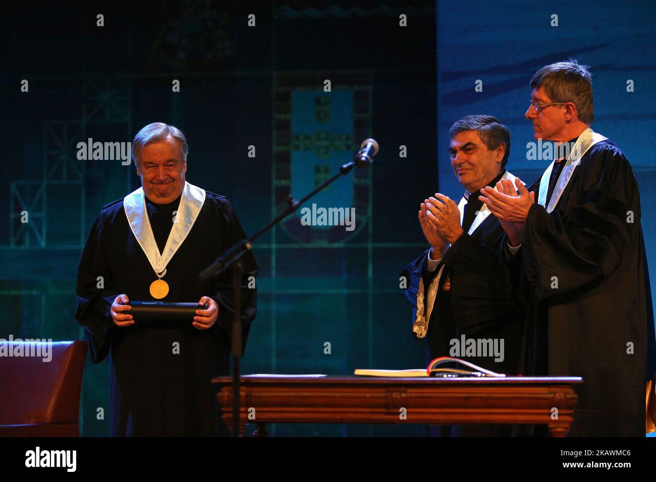 Le Secrétaire général des Nations Unies, Antonio Guterres (L), reçoit un diplôme de docteur Honoris Causa lors d'une cérémonie à l'Université de Lisbonne à Lisbonne (Portugal) sur 19 février 2018. ( Photo par Pedro Fiúza/NurPhoto) Banque D'Images