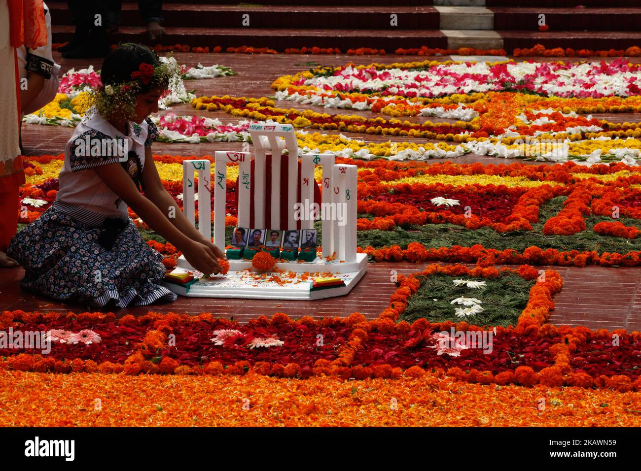 Les filles bangladaises décorent le Minar Shaheed Central de Dhaka ou les monuments de Martyr lors de la Journée internationale de la langue maternelle à Dhaka, au Bangladesh, le 21 février 2018. La Journée internationale de la langue maternelle est célébrée chaque année depuis 2000 pour promouvoir la paix et le multilinguisme dans le monde et protéger toutes les langues maternelles. Il est observé sur 21 février de reconnaître le mouvement de langue bengali 1952 au Bangladesh.le mouvement de langue était un mouvement politique dans l'ancien Bengale oriental (aujourd'hui le Bangladesh) préconisant la reconnaissance de la langue bengali comme une langue officielle de l'alors-Dominion o Banque D'Images