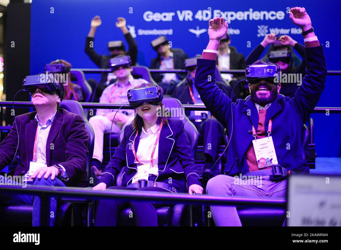 Les membres du Congrès, profitant de l'expérience Samsung Gear VR 4D, lors de la Journée mondiale du Congrès mobile 2 sur 27 février 2018 à Barcelone, Espagne. (Photo de Joan Cros/NurPhoto) Banque D'Images