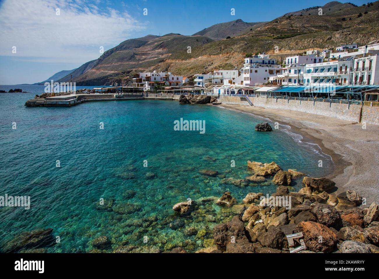 Petit village traditionnel de Chora Sfakion, Sfakia, Chania, partie sud de l'île de Crète, Grèce. Petit village traditionnel de Chora Sfakion, région de Sfakia, Chania, partie sud de l'île de Crète, Grèce. Sfakia est une région montagneuse du sud-ouest de l'île de Crète, appartenant à l'unité régionale de la Canée. Les villages sont connus pour leur résistance à l'occupation étrangère, particulièrement pendant la Seconde Guerre mondiale Aujourd'hui, c'est un grand village touristique, avec des plages d'eau propre en cristal et des paysages montagneux accidentés. (Photo de Nicolas Economou/NurPhoto) Banque D'Images