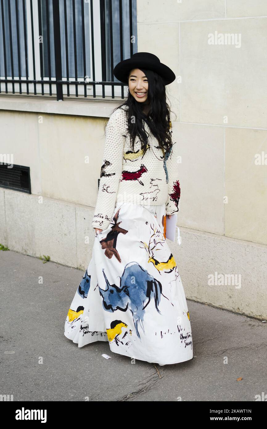 Yuwei Zhangzou porte un chapeau noir, une robe blanche avec des imprimés  colorés, une pull-over, Outside Dior, pendant la semaine de la mode de  Paris vêtements pour femmes automne/hiver 2018/2019, sur 27