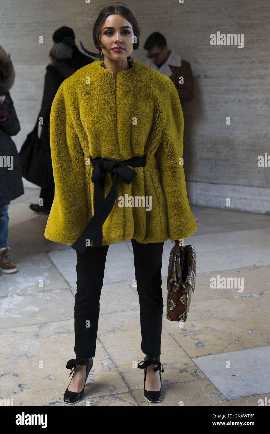 Olivia Culpo porte un look total Lanvin, y compris une veste en peluche  moutarde, un pantalon noir, un sac, des talons avec noeud est vu sur 28  février 2018 à Paris, France. (