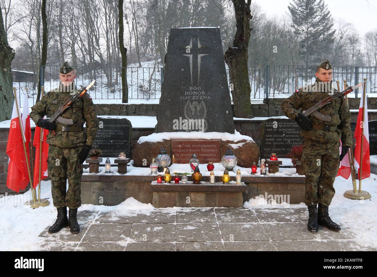 Des soldats de l'armée polonaise vus à Gdansk, en Pologne le 1 mars 2018, l'Institut du souvenir national a organisé des commémorations des victimes du régime communiste à la Cemétrie de la garnison à Gdansk, alors que le pays marquait la Journée des soldats maudits. « Les soldats maudits font référence aux membres des mouvements anticommunistes polonais qui, après les années WW2, ont continué à se battre dans des formations non formelles alors que l'Armée rouge soviétique a étendu son emprise sur tout le pays. (Photo de Michal Fludra/NurPhoto) Banque D'Images