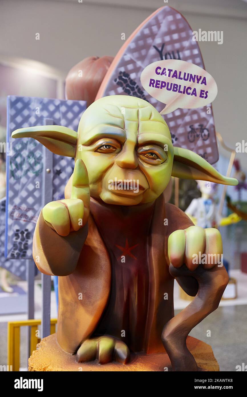 Un « ninot » (marionnette) représentant le personnage de Star Wars Jedi Master Yoda est exposé lors de l'exposition Ninot en prévision du festival Las Fallas au Museo de Las Ciencias principe Felipe on 1 mars 2018 à Valence, Espagne. Les Fallas est le festival international le plus valencias, qui s'étend de 15 mars à 19 mars et célèbre l'arrivée du printemps avec des feux d'artifice, des fiestas et des feux d'artifice faits par de grandes marionnettes appelées Ninots. Au cours des mois précédant cette fête unique, beaucoup de travail et de dévouement est mis dans la préparation des statues en carton monumentales et éphémères qui seront dévorées par le Banque D'Images