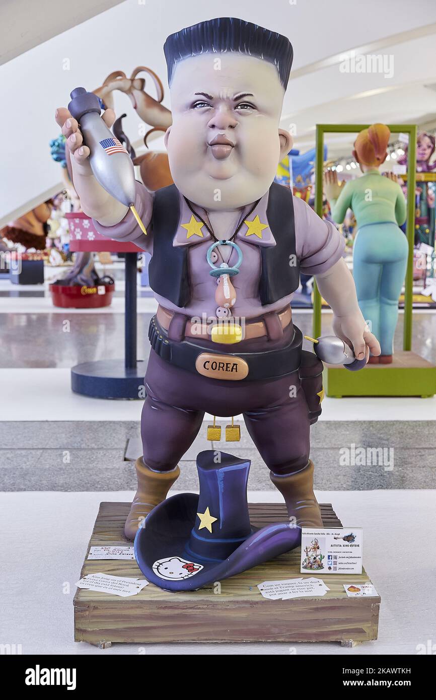 Une « ninot » (marionnette) représentant le président nord-coréen Kim Jong-un est exposée lors de l'exposition Ninot en prévision du festival Las Fallas au Museo de Las Ciencias principe Felipe on 1 mars 2018 à Valence, Espagne. Les Fallas est le festival international le plus valencias, qui s'étend de 15 mars à 19 mars et célèbre l'arrivée du printemps avec des feux d'artifice, des fiestas et des feux d'artifice faits par de grandes marionnettes appelées Ninots. Au cours des mois précédant cette fête unique, beaucoup de travail et de dévouement est mis dans la préparation des statues en carton monumentales et éphémères qui seront dévorées par la Fla Banque D'Images