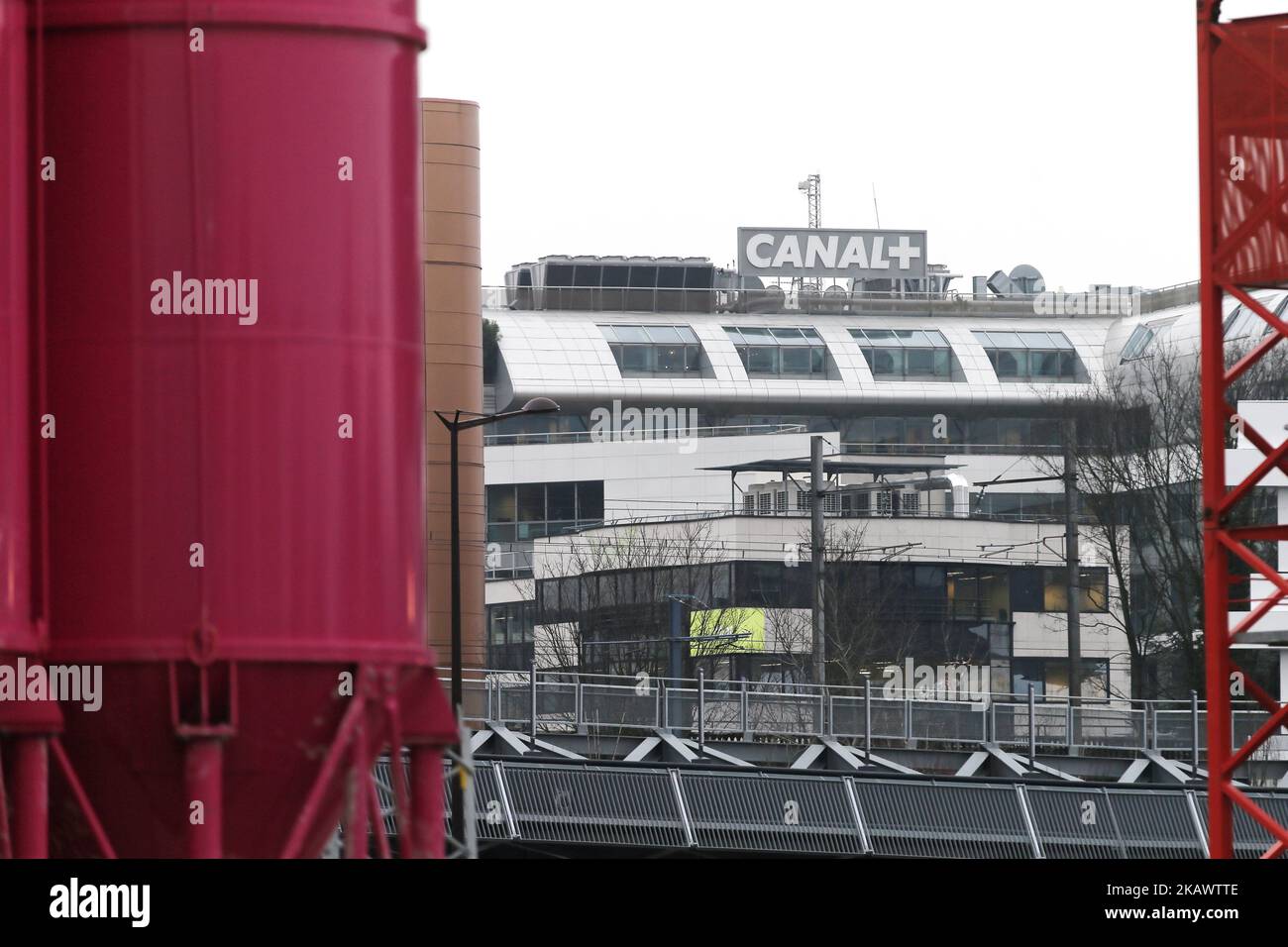 Une photo prise sur 2 mars 2018 à Issy-les-Moulineaux, une banlieue voisine de Paris, montre une vue du Groupe de télévision français Canal plus (Groupe Canal plus, Groupe Canal+). TF1 exploite également quelques chaînes de niche et possède la chaîne sportive paneuropéenne Eurosport et la chaîne de télévision d'information LCI. La direction de Canal+ a arrêté la distribution des canaux libres du groupe TF1, jeudi, 1 mars, faute de parvenir à un accord commercial avec le groupe. (Photo de Michel Stoupak/NurPhoto) Banque D'Images