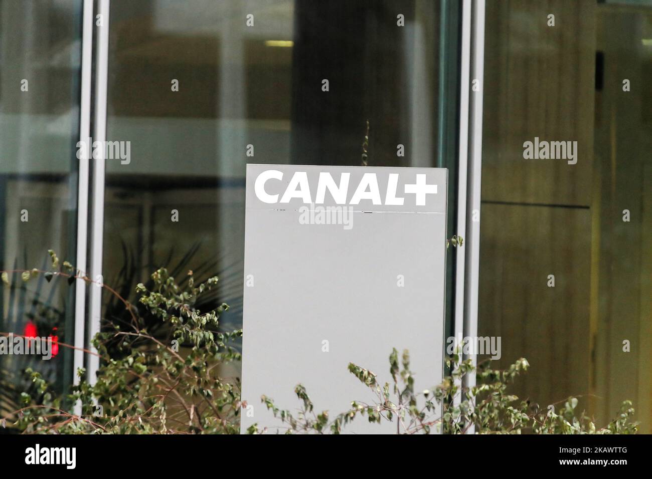 Une photo prise sur 2 mars 2018 à Issy-les-Moulineaux, une banlieue voisine de Paris, montre une vue du Groupe de télévision français Canal plus (Groupe Canal plus, Groupe Canal+). TF1 exploite également quelques chaînes de niche et possède la chaîne sportive paneuropéenne Eurosport et la chaîne de télévision d'information LCI. La direction de Canal+ a arrêté la distribution des canaux libres du groupe TF1, jeudi, 1 mars, faute de parvenir à un accord commercial avec le groupe. (Photo de Michel Stoupak/NurPhoto) Banque D'Images