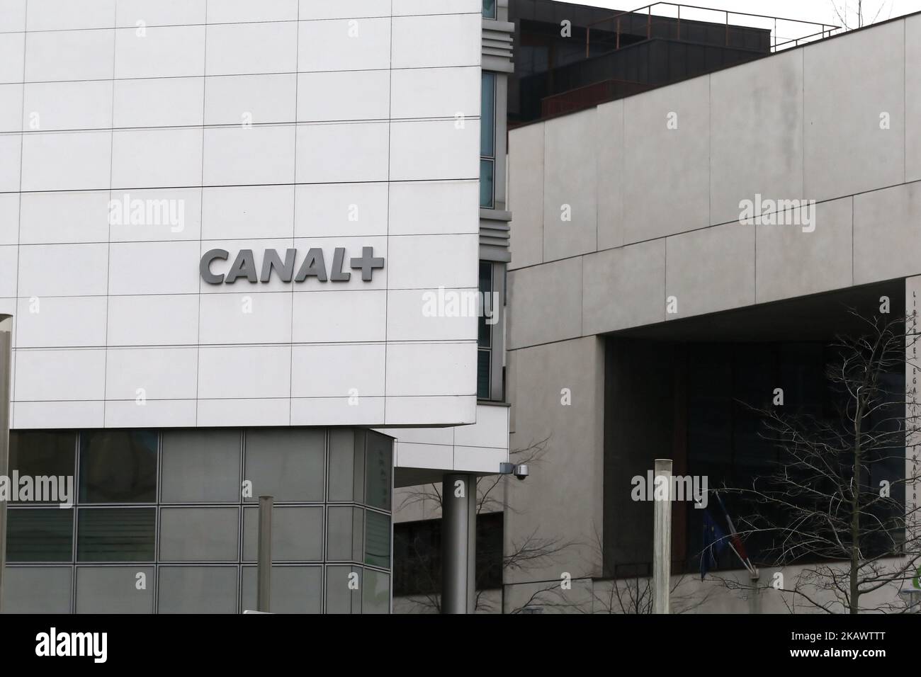 Une photo prise sur 2 mars 2018 à Issy-les-Moulineaux, une banlieue voisine de Paris, montre une vue du Groupe de télévision français Canal plus (Groupe Canal plus, Groupe Canal+). TF1 exploite également quelques chaînes de niche et possède la chaîne sportive paneuropéenne Eurosport et la chaîne de télévision d'information LCI. La direction de Canal+ a arrêté la distribution des canaux libres du groupe TF1, jeudi, 1 mars, faute de parvenir à un accord commercial avec le groupe. (Photo de Michel Stoupak/NurPhoto) Banque D'Images