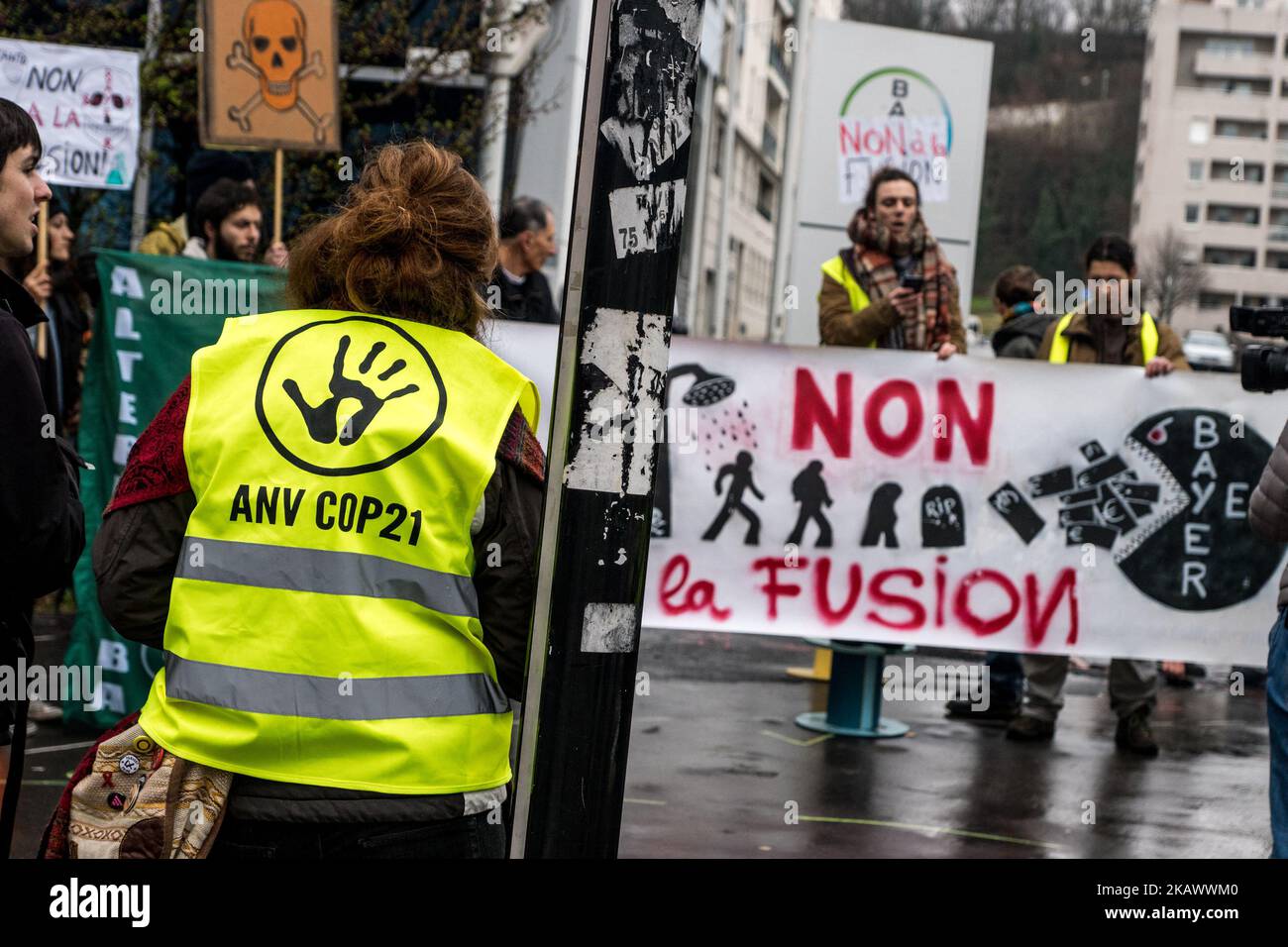 Manifestation devant le siège de la société Bayer contre la fusion avec la société Monsanto à Lyon, en France, sur 3 mars 2018. (Photo de Nicolas Liponne/NurPhoto) Banque D'Images