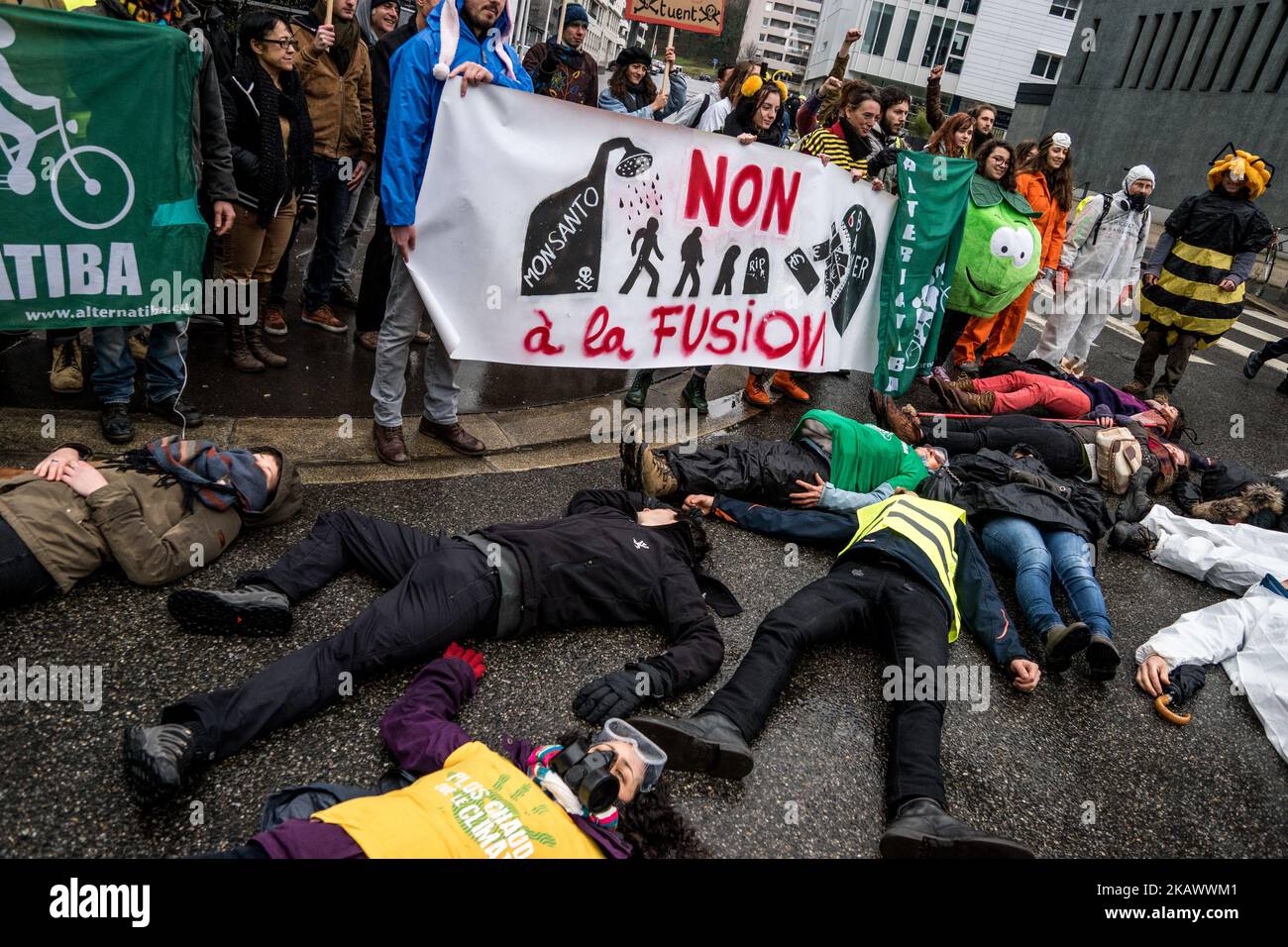 Manifestation devant le siège de la société Bayer contre la fusion avec la société Monsanto à Lyon, en France, sur 3 mars 2018. (Photo de Nicolas Liponne/NurPhoto) Banque D'Images