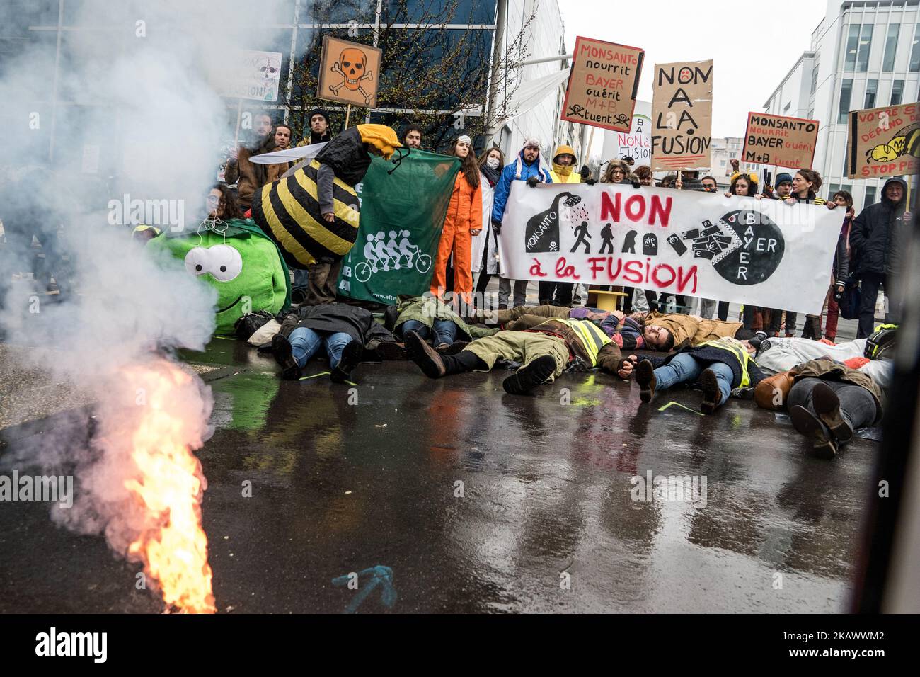 Manifestation devant le siège de la société Bayer contre la fusion avec la société Monsanto à Lyon, en France, sur 3 mars 2018. (Photo de Nicolas Liponne/NurPhoto) Banque D'Images