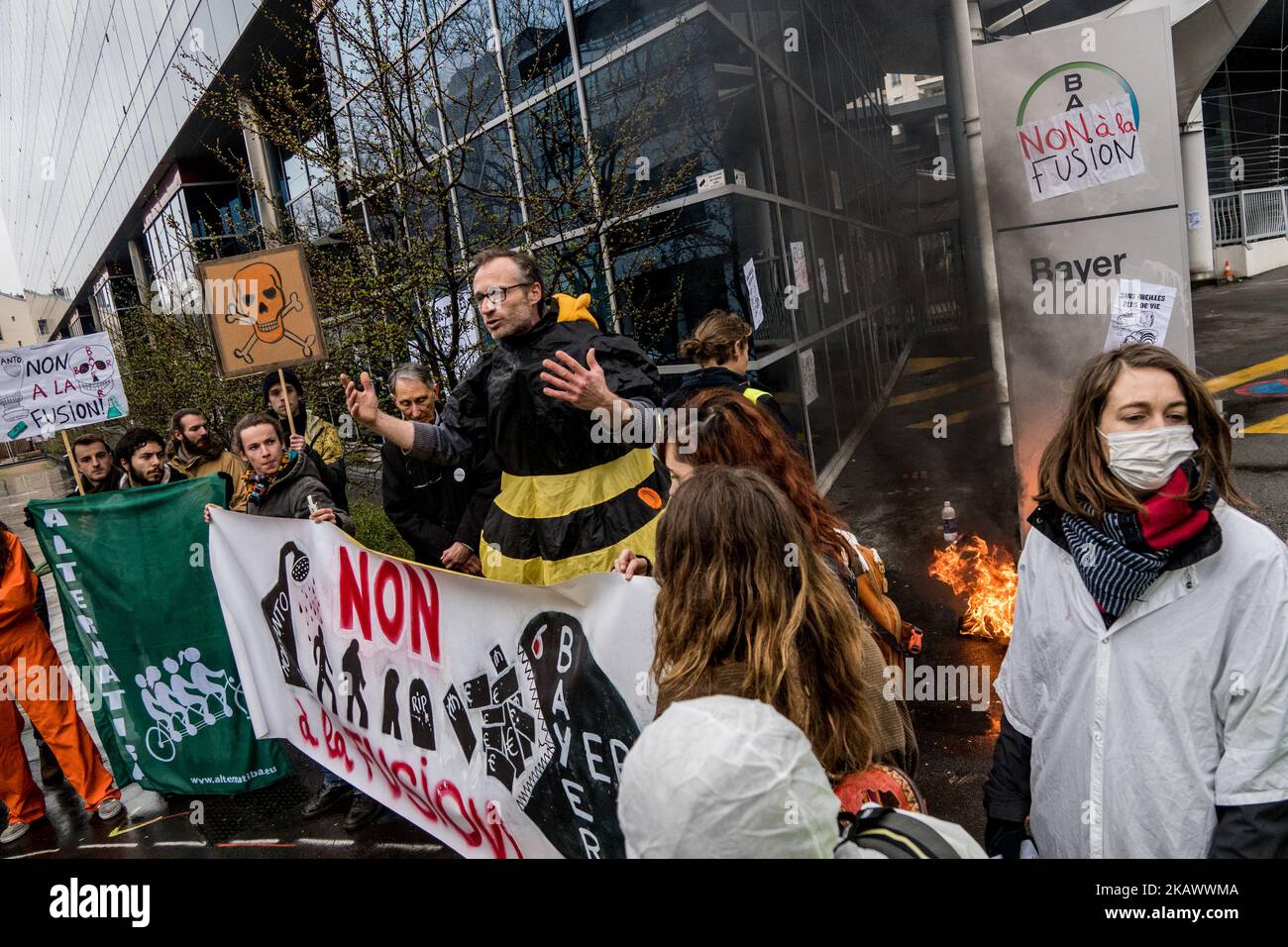 Manifestation devant le siège de la société Bayer contre la fusion avec la société Monsanto à Lyon, en France, sur 3 mars 2018. (Photo de Nicolas Liponne/NurPhoto) Banque D'Images