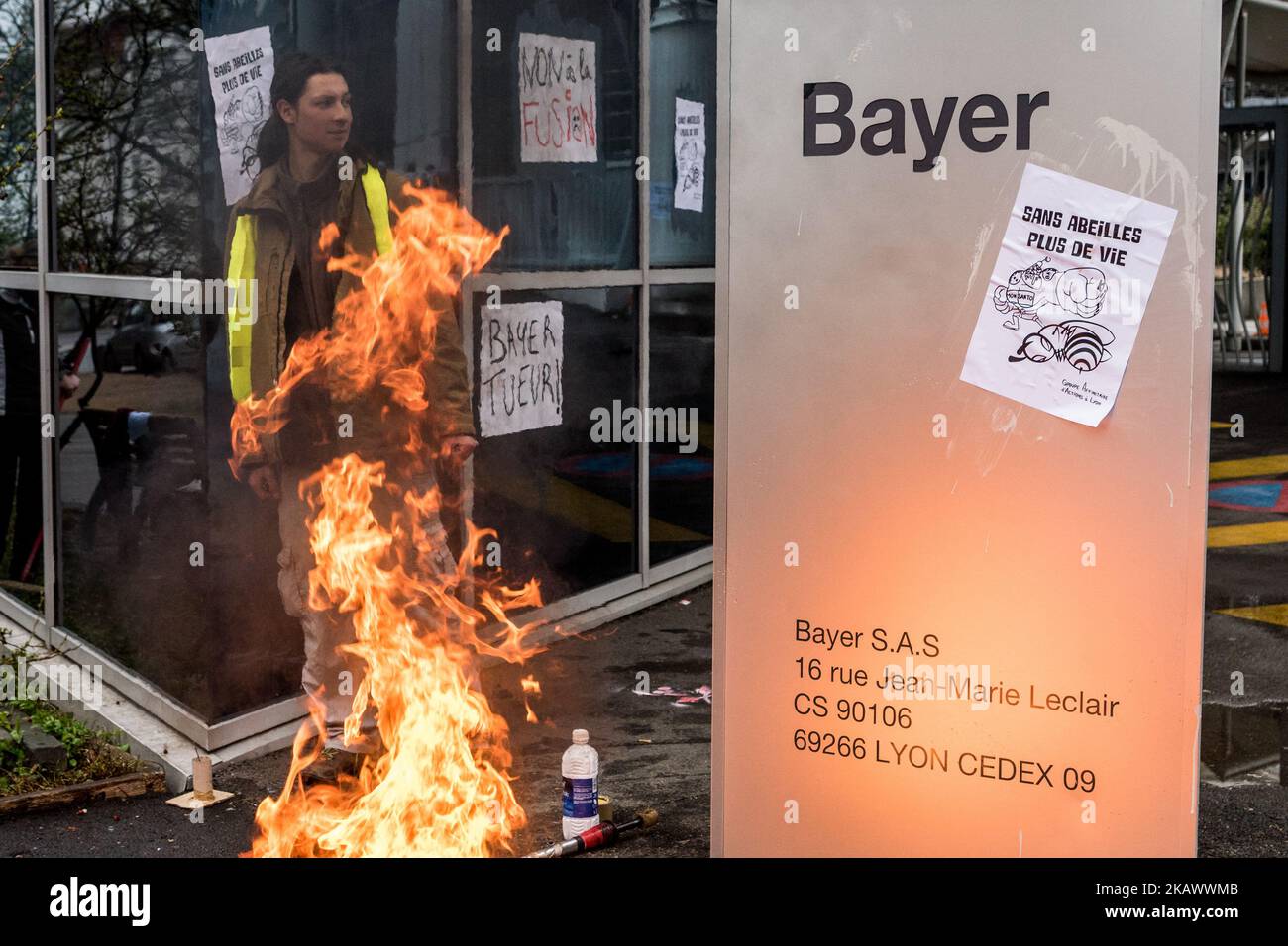Manifestation devant le siège de la société Bayer contre la fusion avec la société Monsanto à Lyon, en France, sur 3 mars 2018. (Photo de Nicolas Liponne/NurPhoto) Banque D'Images