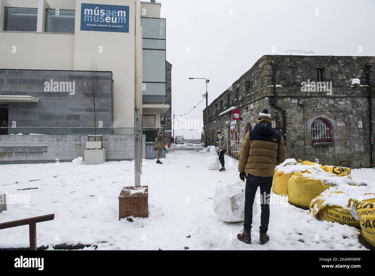 Des gens qui roulent des boules de neige pour faire le bonhomme de neige à l'Arc d'Espagne qui était couvert de neige à Galway. Vendredi, 2 mars 2018, à Galway, Irlande. Une explosion de temps sibérien surnommée « la Bête de l'est » a couvert l'Irlande de neige. L'Irlande pourrait voir sa pire neige depuis 1982. (Photo de Szymon Barylski/NurPhoto) Banque D'Images