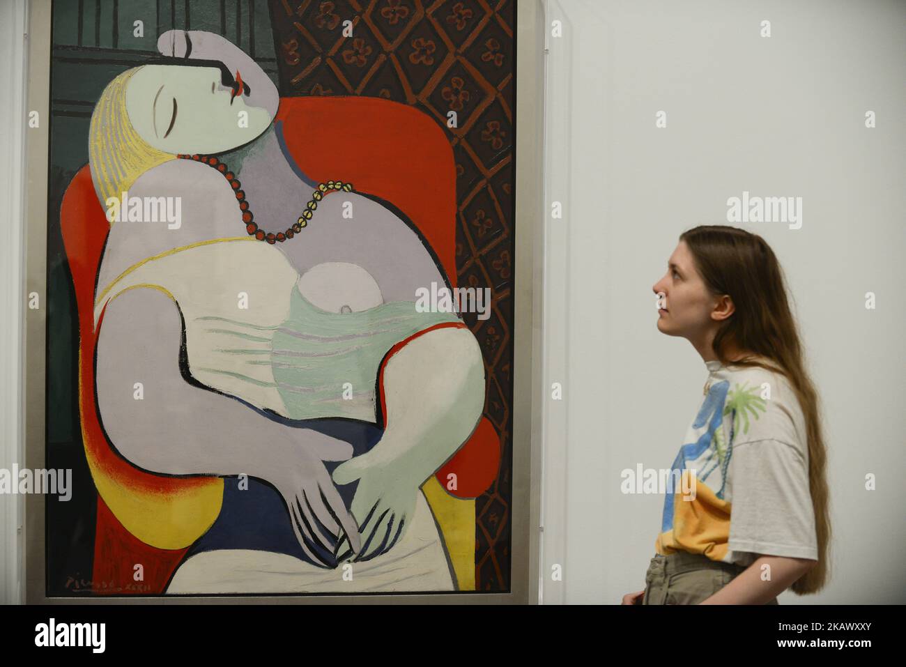 Une femme pose devant le « rêve » de Pablo Picasso au Tate Modern sur 6 mars 2018 à Londres, en Angleterre. 'Picasso 1932: L'amour, la renommée et la tragédie' est la première exposition solo à Tate Modern de l'œuvre de l'artiste et comprend plus de 100 œuvres. (Photo par Alberto Pezzali/NurPhoto) Banque D'Images