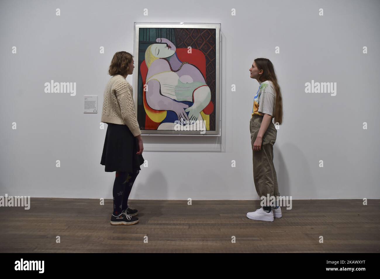 Deux femmes regardent « le rêve » de Pablo Picasso au Tate Modern de 6 mars 2018 à Londres, en Angleterre. 'Picasso 1932: L'amour, la renommée et la tragédie' est la première exposition solo à Tate Modern de l'œuvre de l'artiste et comprend plus de 100 œuvres. (Photo par Alberto Pezzali/NurPhoto) Banque D'Images
