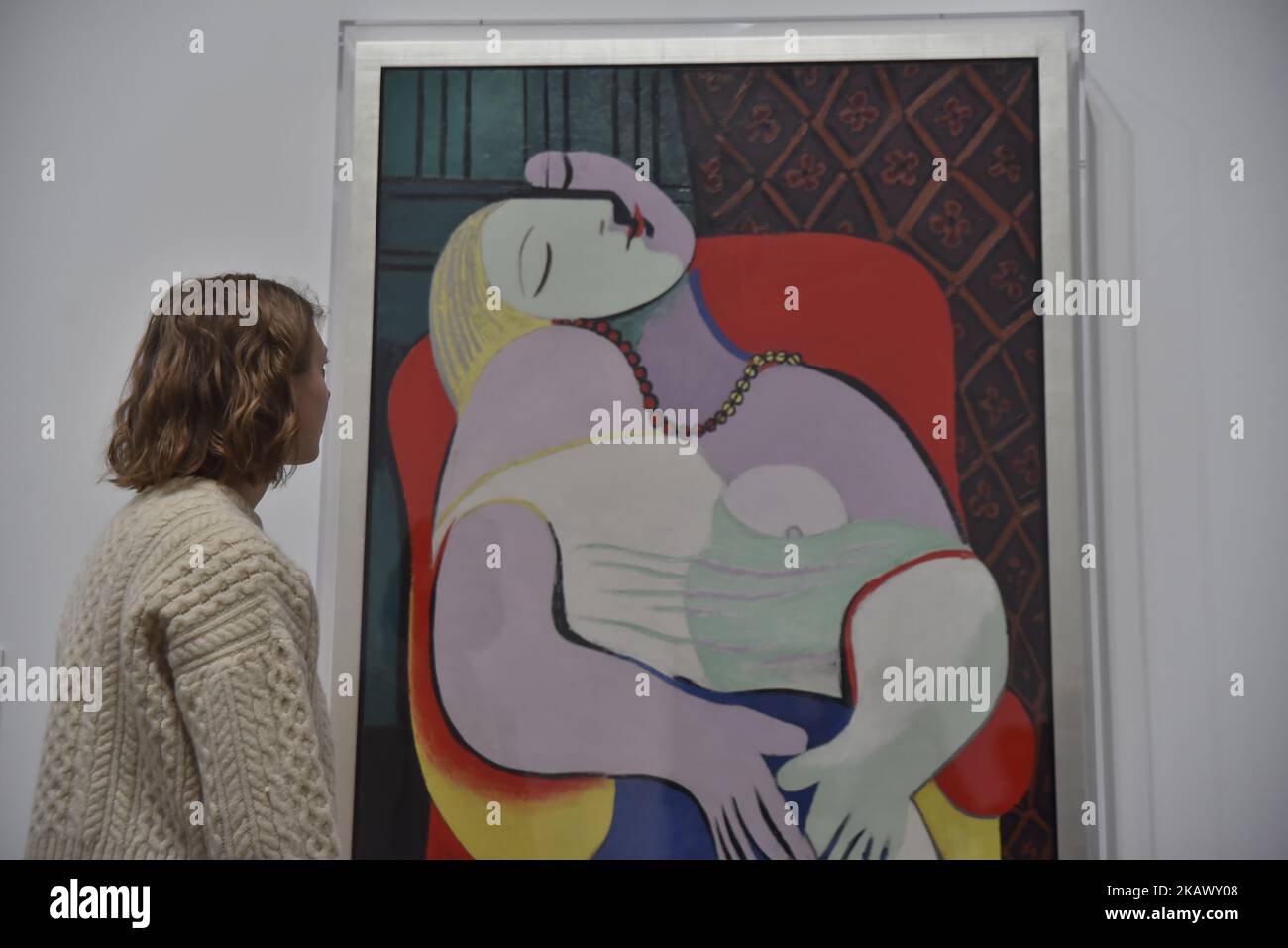Une femme regarde « le rêve » de Pablo Picasso au Tate Modern de 6 mars 2018 à Londres, en Angleterre. 'Picasso 1932: L'amour, la renommée et la tragédie' est la première exposition solo à Tate Modern de l'œuvre de l'artiste et comprend plus de 100 œuvres. (Photo par Alberto Pezzali/NurPhoto) Banque D'Images
