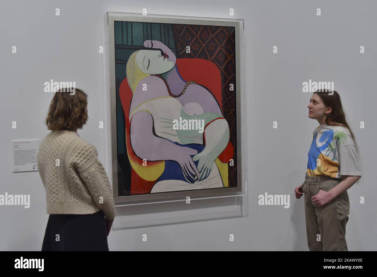 Deux femmes regardent « le rêve » de Pablo Picasso au Tate Modern de 6 mars 2018 à Londres, en Angleterre. 'Picasso 1932: L'amour, la renommée et la tragédie' est la première exposition solo à Tate Modern de l'œuvre de l'artiste et comprend plus de 100 œuvres. (Photo par Alberto Pezzali/NurPhoto) Banque D'Images