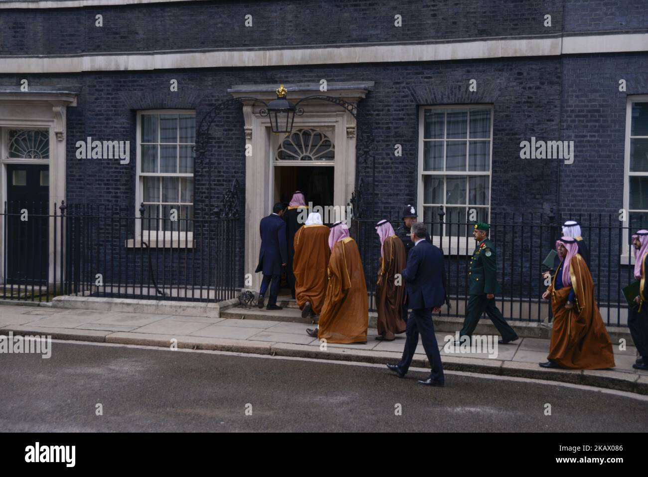 La délégation d'accompagnement du prince héritier d'Arabie saoudite Mohammed ben Salman entre dans Downing Street, dans le centre de Londres, sur 7 mars 2018 pour des pourparlers. Selon son porte-parole, la première ministre britannique Theresa May « soulèvera de profondes inquiétudes face à la situation humanitaire » dans un Yémen ravagé par la guerre avec le prince héritier saoudien Mohammed ben Salman lors de sa visite en Grande-Bretagne à partir de mercredi. (Photo par Alberto Pezzali/NurPhoto) Banque D'Images