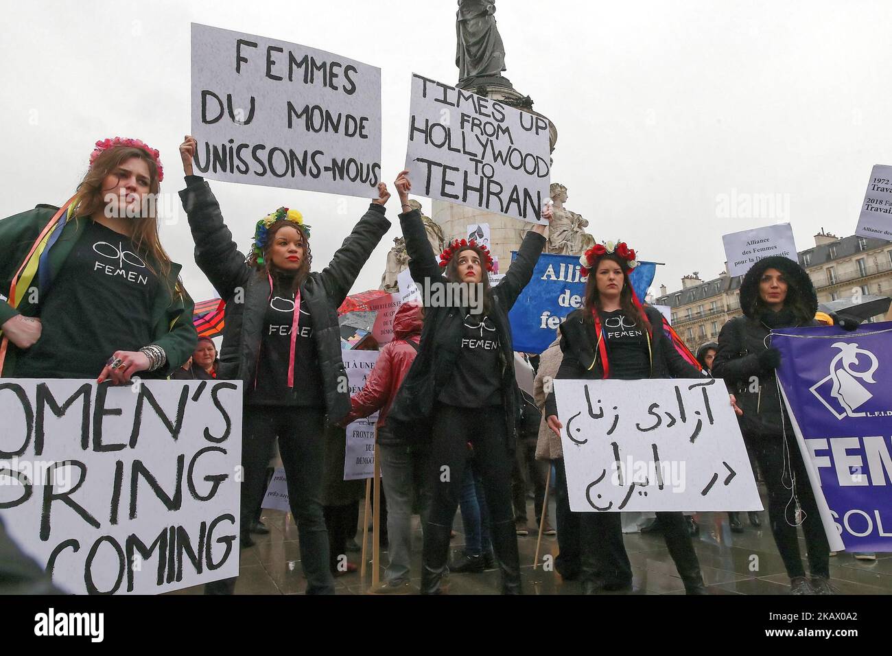 Des activistes du mouvement des droits des femmes Femen portent des panneaux sur la place de la République à Paris sur 8 mars 2018 lors de la Journée internationale de la femme sur 8 mars 2018. (Photo de Michel Stoupak/NurPhoto) Banque D'Images