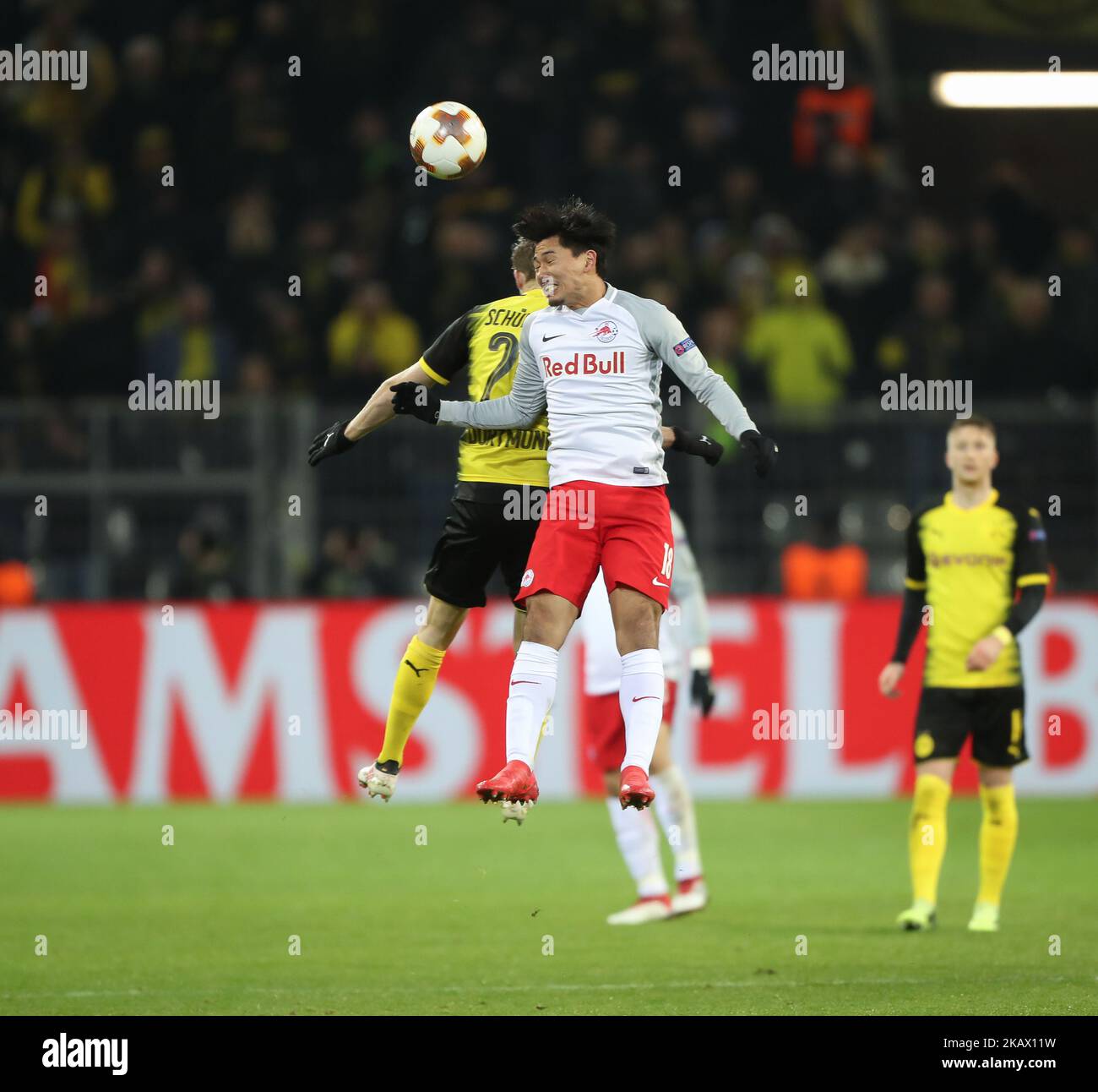 Takumi Minamino de Red Bull Salzbourg et André Schuerrle de Borussia Dortmund sautent pour le ballon lors du match de l'UEFA Europa League Round de 16 entre Borussia Dortmund et le FC Red Bull Salzbourg au signal Iduna Park sur 8 mars 2018 à Dortmund, en Allemagne. (Photo par Raddad Jebarah/NurPhoto) Banque D'Images