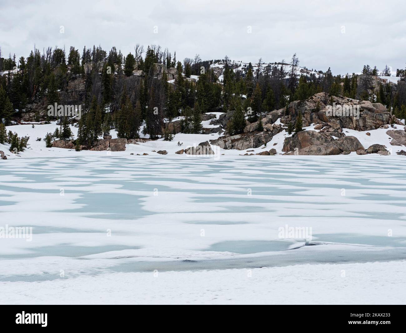 Long lac couvert de glace et de neige, à côté de la Bear Tooth All American Highway, Wyoming, États-Unis, juin 2019 Banque D'Images