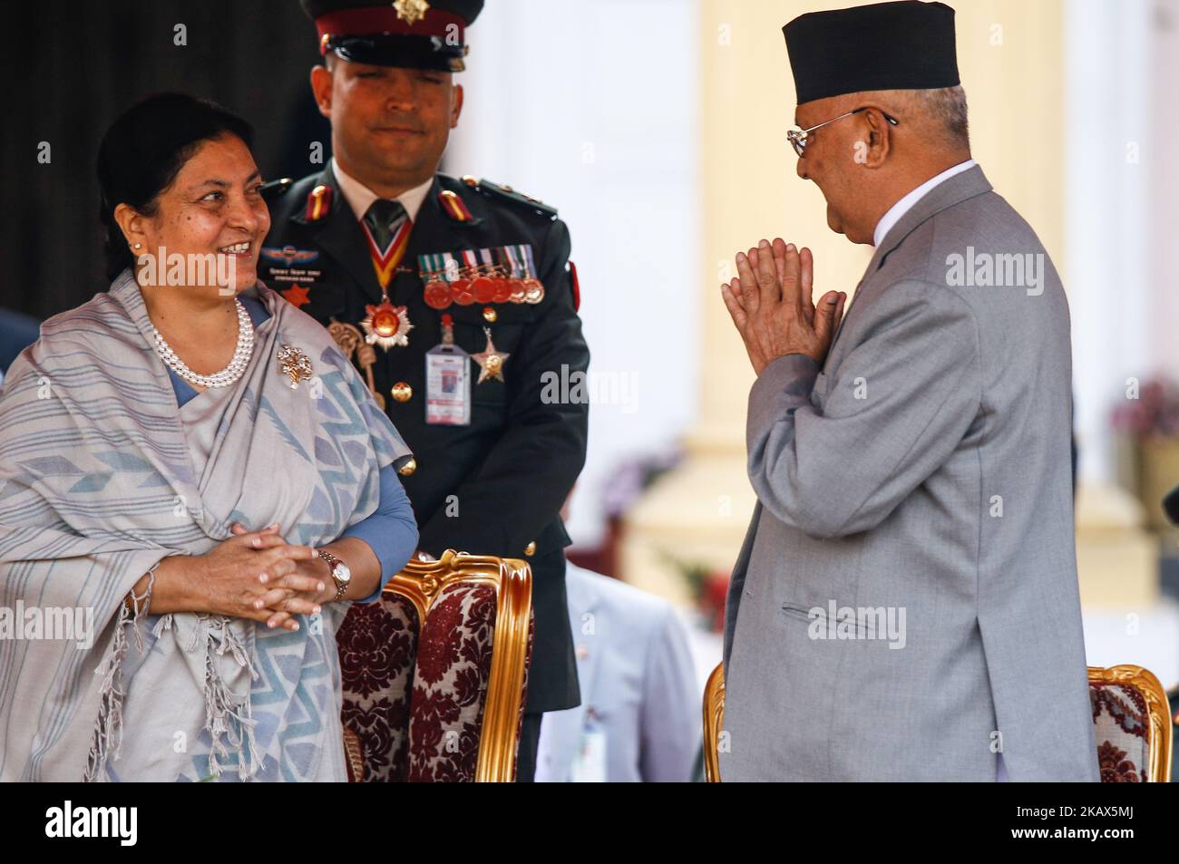 Le président du Népal, Bidhya Devi Bhandari(L), félicite le Premier ministre Khadga Prasad Oli (R) après avoir prêté serment lors de la cérémonie à la résidence du Président à Katmandou, au Népal, au 14 mars 2018. (Photo de Sunil Pradhan/NurPhoto) Banque D'Images