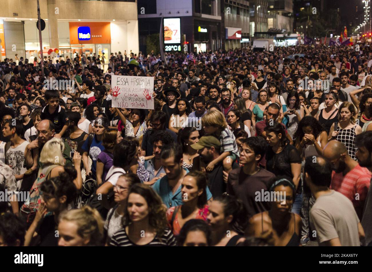 Des milliers de personnes (il n'y a pas d'estimation officielle) se rassemblent dans l'avenue Paulista, dans le centre de Sao Paulo, dans une manifestation à la mémoire de Marielle Franco, tué ce mercredi à Rio de Janeiro. Le signe dit, en portugais, "cette histoire, mal racontée, ne rime pas avec la vérité". Grandi dans un bidonville, Marielle était conseillère municipale de Rio et militante contre la violence policière dans les quartiers pauvres de la ville. Au cours des dernières semaines, elle a été chargée d'enquêter sur l'intervention militaire à Rio et a dénoncé le meurtre de yougnsters par des policiers à Acari, une banlieue de Rio de Janeiro. Les enquêteurs bélie Banque D'Images