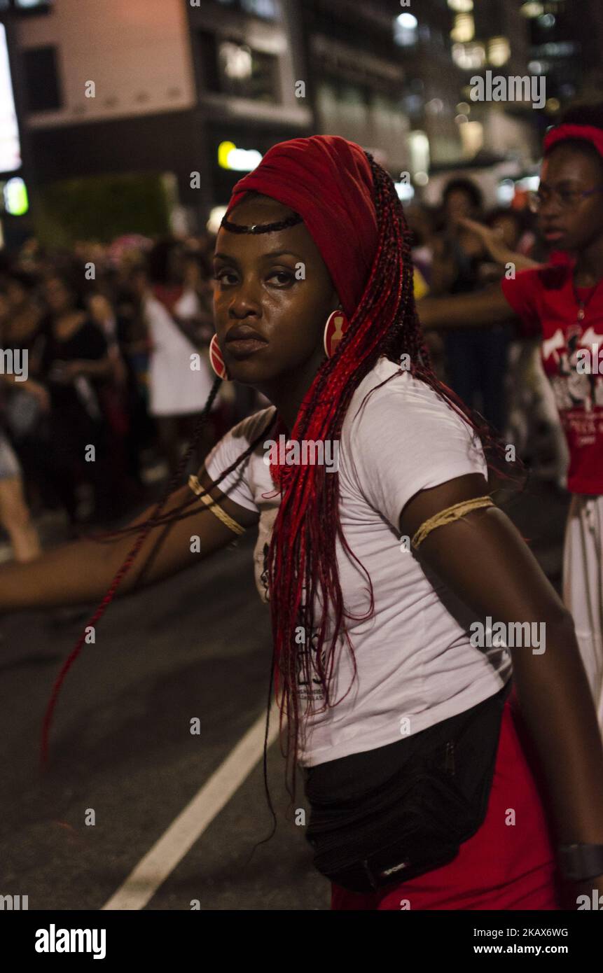 Des milliers de personnes (il n'y a pas d'estimation officielle) se rassemblent dans l'avenue Paulista, dans le centre de Sao Paulo, dans une manifestation à la mémoire de Marielle Franco, tué ce mercredi à Rio de Janeiro. Grandi dans un bidonville, Marielle était conseillère municipale de Rio et militante contre la violence policière dans les quartiers pauvres de la ville. Au cours des dernières semaines, elle a été chargée d'enquêter sur l'intervention militaire à Rio et a dénoncé le meurtre de yougnsters par des policiers à Acari, une banlieue de Rio de Janeiro. Les enquêteurs croient qu'elle a été exécutée - elle a été abattu 7 fois, 3 dans la tête; son conducteur était également mort, W Banque D'Images