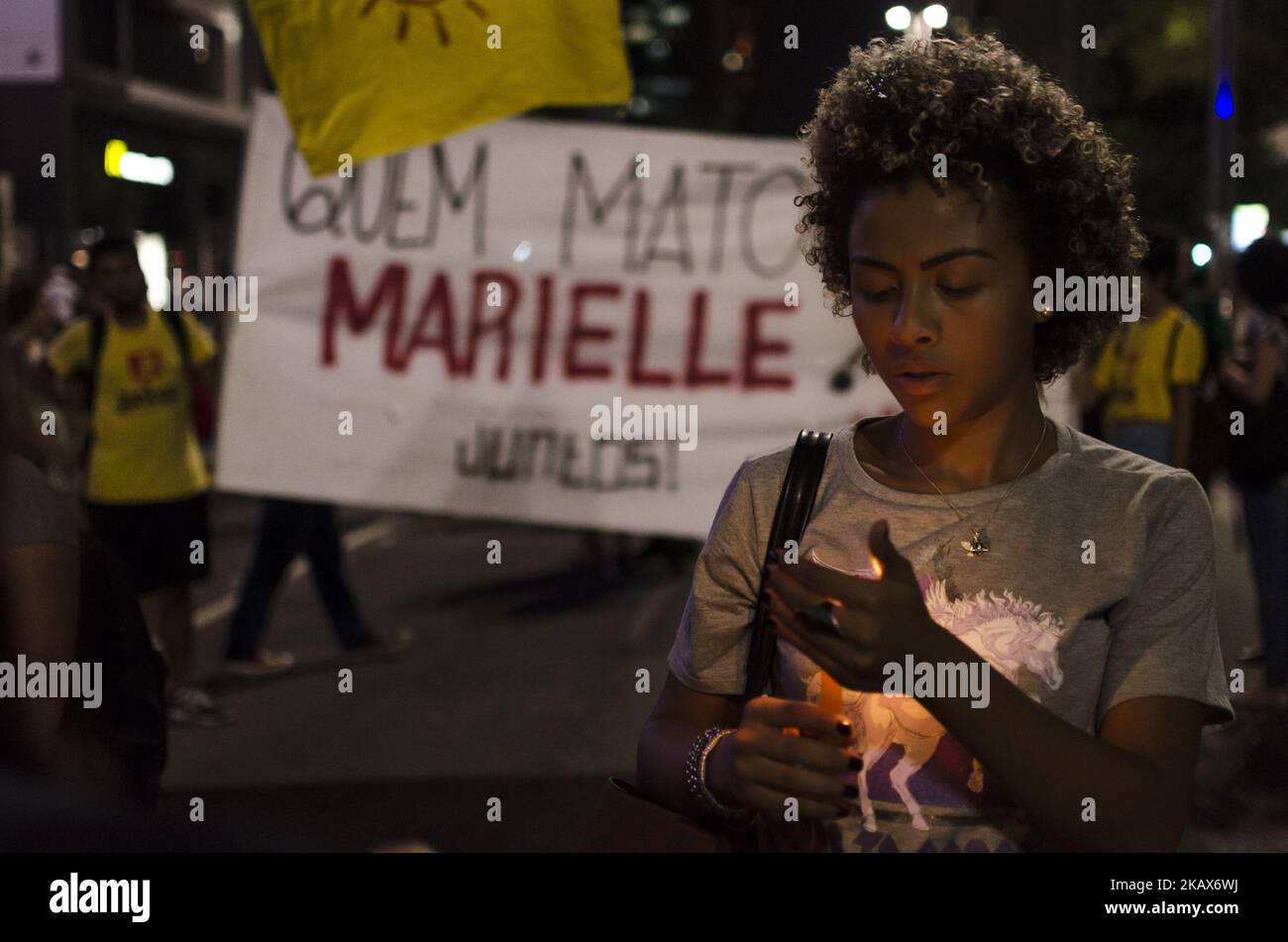Des milliers de personnes (il n'y a pas d'estimation officielle) se rassemblent dans l'avenue Paulista, dans le centre de Sao Paulo, dans une manifestation à la mémoire de Marielle Franco, tué ce mercredi à Rio de Janeiro. Le panneau dit, en portugais, 'qui a tué Marielle?'. Grandi dans un bidonville, Marielle était conseillère municipale de Rio et militante contre la violence policière dans les quartiers pauvres de la ville. Au cours des dernières semaines, elle a été chargée d'enquêter sur l'intervention militaire à Rio et a dénoncé le meurtre de yougnsters par des policiers à Acari, une banlieue de Rio de Janeiro. Les enquêteurs croient qu'elle a été exécutée - elle était SH Banque D'Images