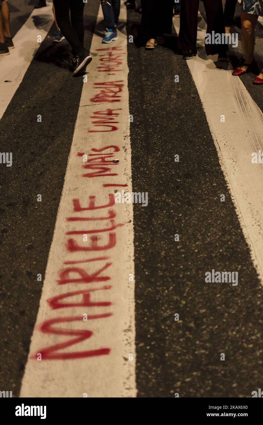 Des milliers de personnes (il n'y a pas d'estimation officielle) se rassemblent dans l'avenue Paulista, dans le centre de Sao Paulo, dans une manifestation à la mémoire de Marielle Franco, tué ce mercredi à Rio de Janeiro. Le signe dit, en portugais, 'arielle, une femme noire de plus morte'. Grandi dans un bidonville, Marielle était conseillère municipale de Rio et militante contre la violence policière dans les quartiers pauvres de la ville. Au cours des dernières semaines, elle a été chargée d'enquêter sur l'intervention militaire à Rio et a dénoncé le meurtre de yougnsters par des policiers à Acari, une banlieue de Rio de Janeiro. Les enquêteurs croient qu'elle était bourreau Banque D'Images