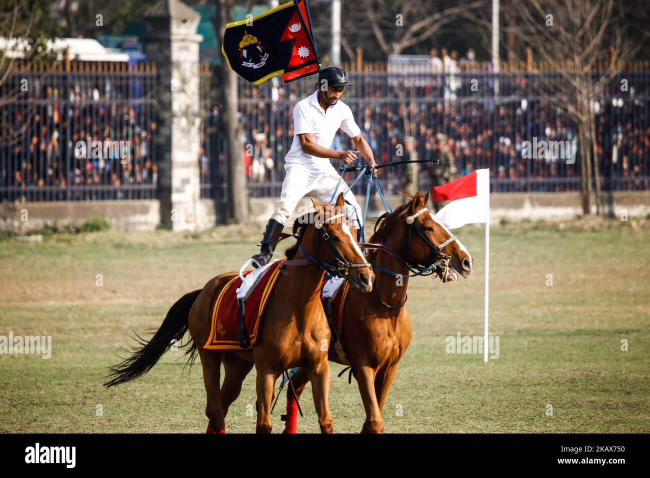 Un soldat népalais se charge de l'équitation lors du festival de Ghode Jatra Jatra ou du festival du cheval à Katmandou, au Népal, au 17 mars 2018. Selon les mythes, on croit que Ghode Jatra est célébré comme le triomphe sur le démon qui était autrefois une horreur dans la ville et par des chevaux galopant le démon scrit reste sous le sol. (Photo de Sunil Pradhan/NurPhoto) Banque D'Images