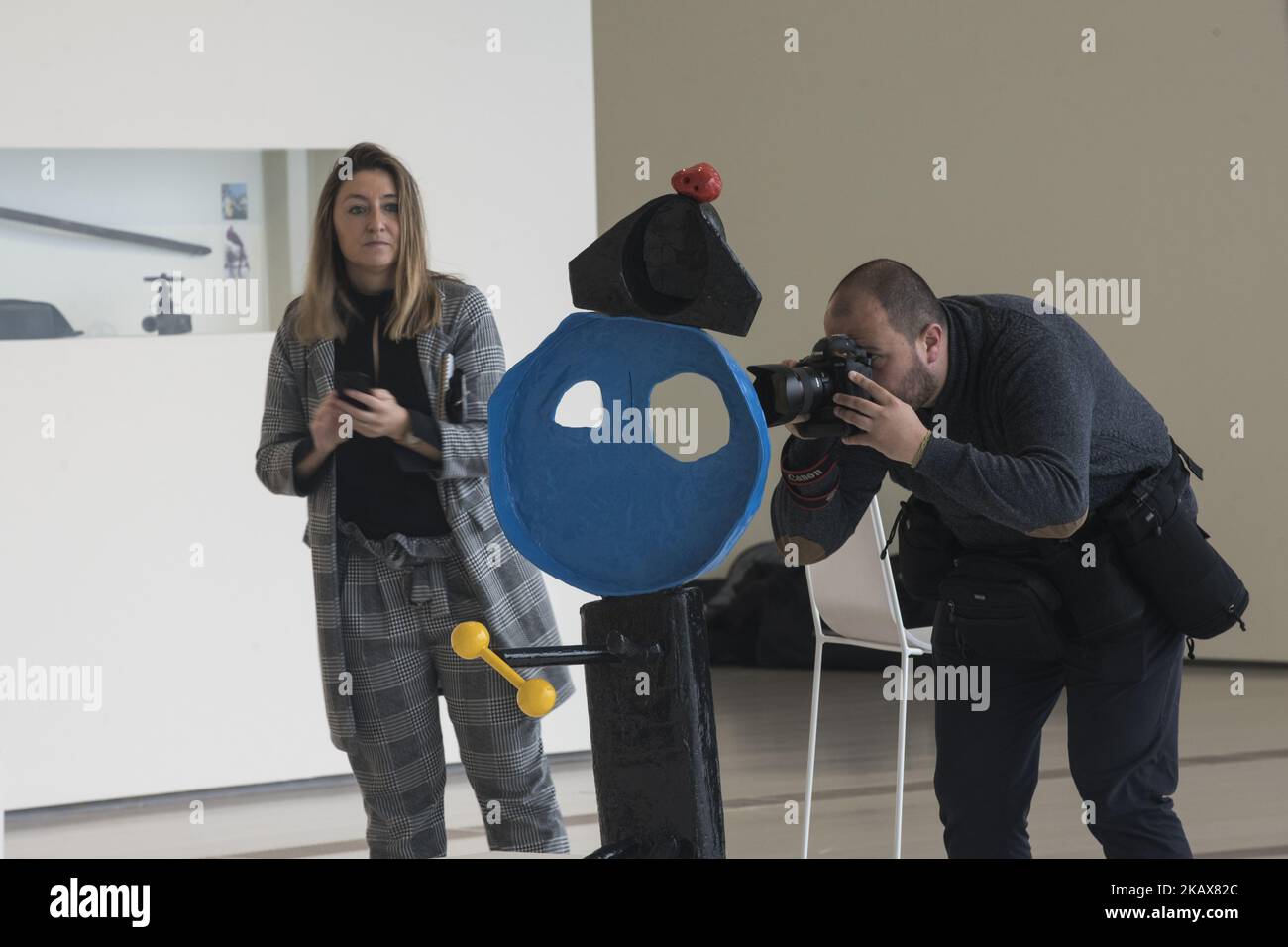 Un photographe prend une photo de la sculpture « Femme et oiseau » lors de l'inauguration de l'exposition Joan Miró Esculturas 1928-1982 au Centre Botin de Santander, Espagne, le 19 mars 2018. Cette exposition anthologique rassemble pour la première fois plus d'une centaine d'œuvres de l'artiste. Peut être apprécié de 20 mars à 2 septembre 2018, constituant un jalon dans l'approche du processus sculptural de l'artiste Joan Miró, puisqu'il y a des œuvres de ses débuts en 1928 jusqu'à sa dernière étape 1982. (Photo de Joaquin Gomez Sastre/NurPhoto) Banque D'Images