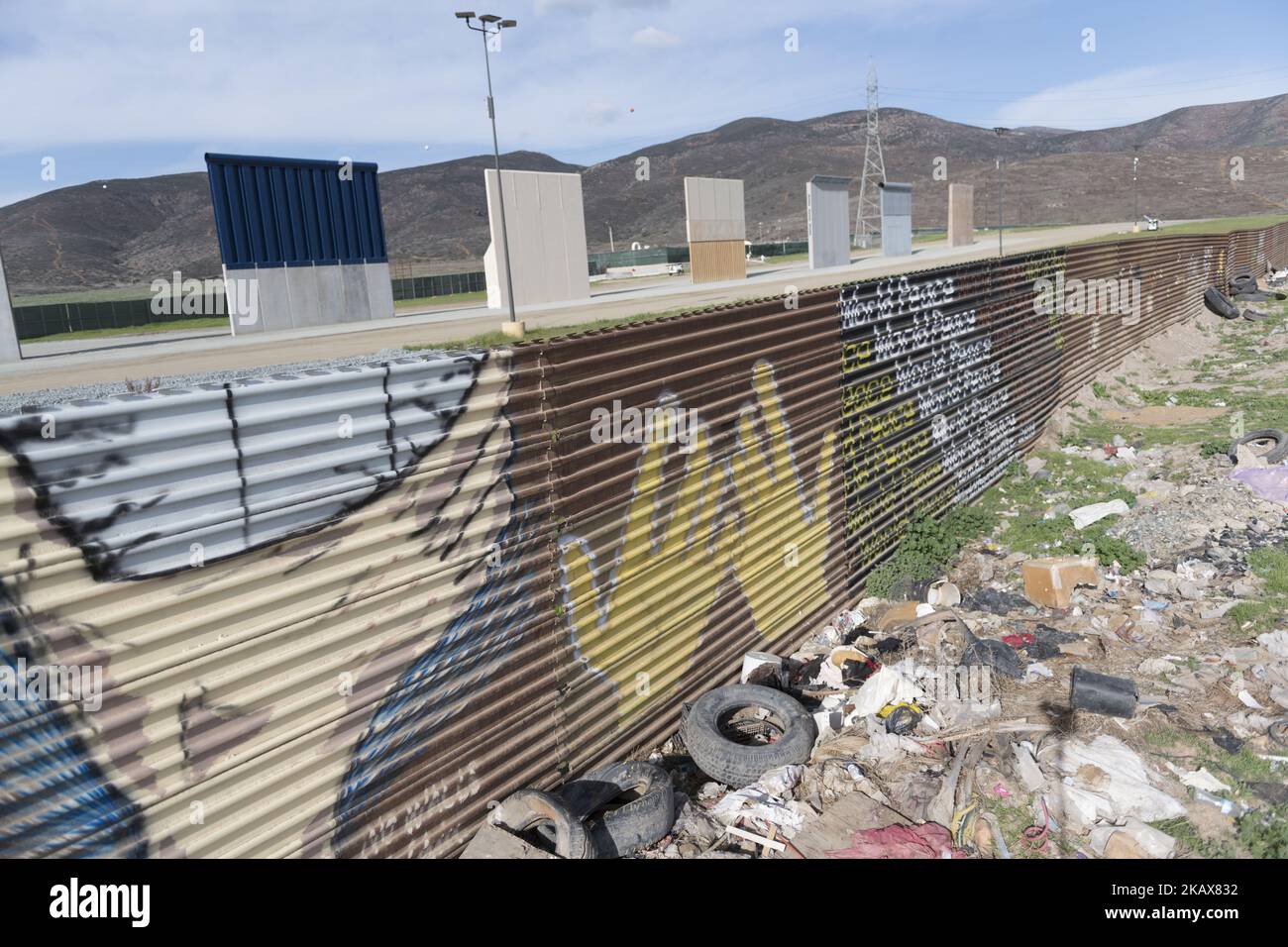 Huit prototypes de murs frontaliers sont exposés à Otay Mesa, une communauté dans la partie sud de la ville de San Diego, juste au nord de la frontière entre les États-Unis et le Mexique, près de la frontière entre les États-Unis et le Mexique, vu de Tijuana, au Mexique, dimanche, au 18 mars 2018. Le président Donald Trump a inspecté les prototypes mardi, 13 mars 2018. (Photo par Yichuan Cao/NurPhoto) Banque D'Images