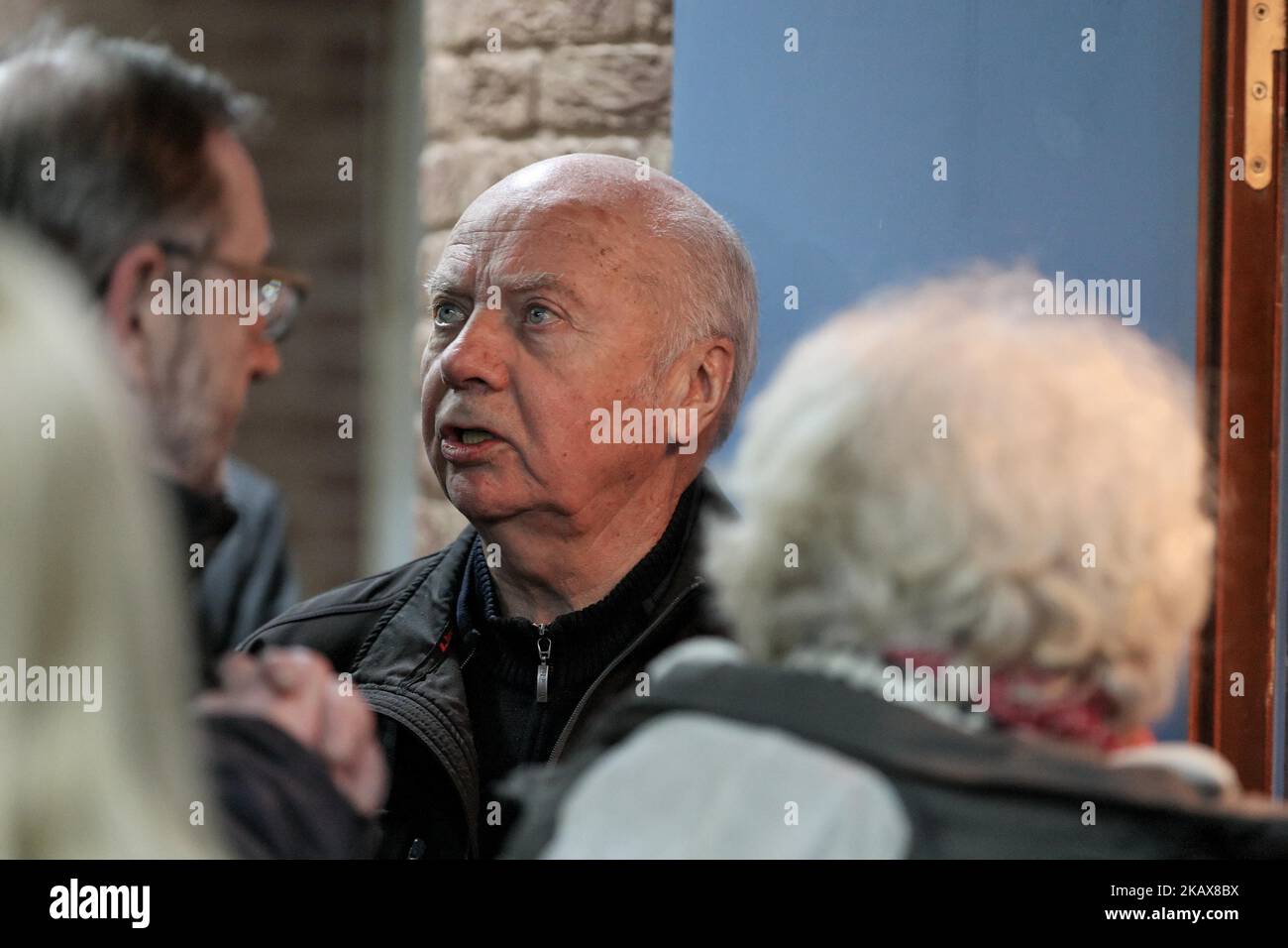 Olivia Zemor (R), militante politique française, accompagnée de l'ancien évêque français Jacques Gaillot (C), attend dans la cour de Versailles, près de Paris sur 19 mars 2018. O. Zemor est co-fondateur et dirigeant de CAPJO (coordination des appels pour une paix juste au Proche-Orient; Groupe de coordination appelant à une paix juste au Moyen-Orient), rédacteur en chef du site « europalestine.com » et a été convoqué devant la cour de Versailles sur 19 mars 2018. L'Union des communautés juives d'Ile-de-France accuse le site de l'incitation à la discrimination nationale, raciale et religieuse, bec Banque D'Images