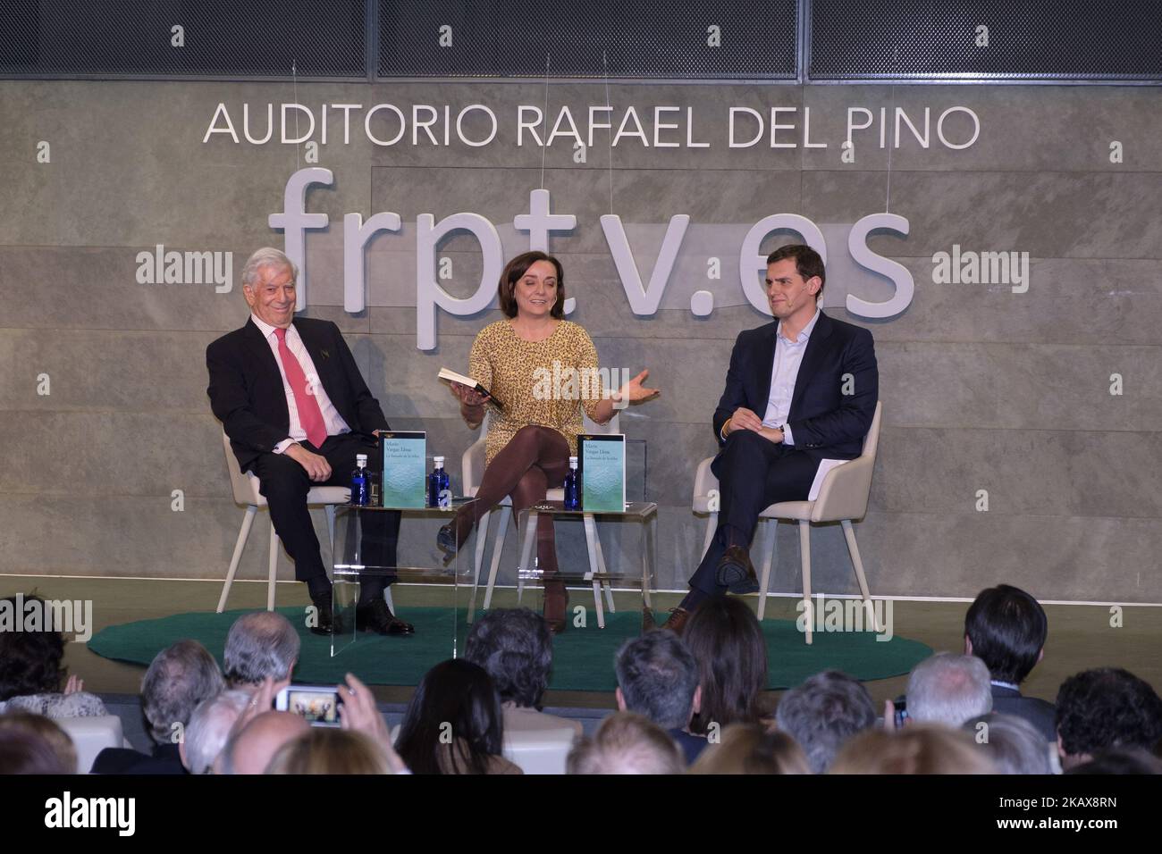 L'écrivain péruvien Mario Vargas Llosa (L) parle lors de la présentation de son dernier livre 'la llamada de la tribu', un dialogue avec 'Ciudadanos' Presdent Albert Rivera (R) et modéré par la journaliste Pepa Bueno (C), à Madrid, Espagne, le 21 mars 2018. (Photo par Oscar Gonzalez/NurPhoto) Banque D'Images