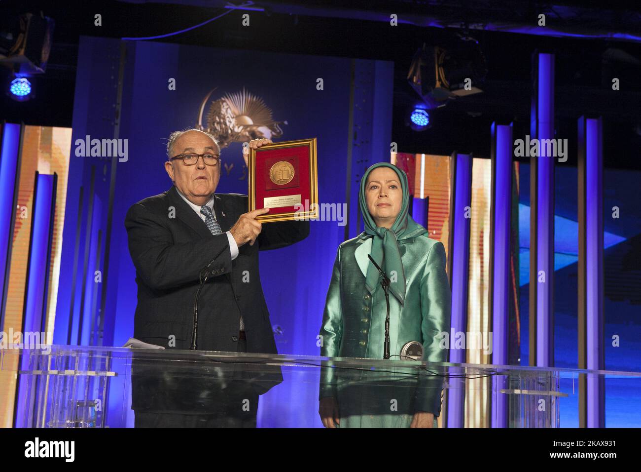 Maryam Rajavi (R) et Rudy Giuliani, assistent à la célébration de Nowruz, le nouvel an iranien, sur 20 mars 2018, il y a eu un rassemblement de la résistance et des partisans iraniens à Tirana, en Albanie. Dans le cadre de ce rassemblement, Maryam Rajavi, présidente élue du Conseil national de la résistance de l'Iran (NCRI) a présenté le médaillon de la liberté de la résistance iranienne et Rudy Giuliani, Ancien maire de New York pour son amitié et son soutien de longue date à la résistance iranienne dans les jours les plus difficiles du Camp Ashraf et pour le soutien à la liberté iranienne. (Photo de Siavosh Hosseini/NurPhoto) Banque D'Images