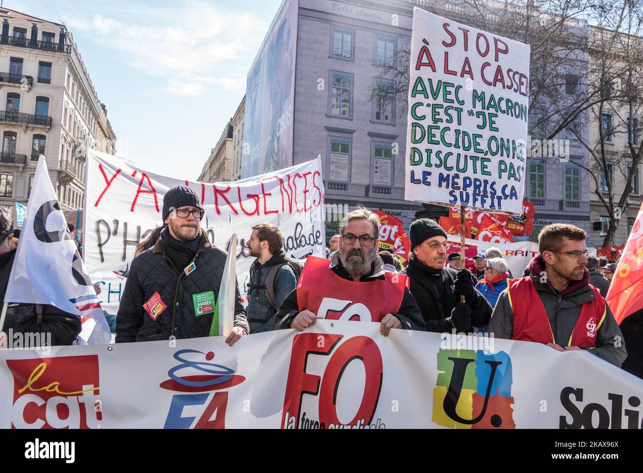 Des gens participent à une manifestation pour protester contre la série de réformes du gouvernement français, à 22 mars 2018, à Lyon, dans le sud de la France. Sept syndicats ont appelé les travailleurs du secteur public à faire grève à 22 mars, notamment le personnel des écoles et des hôpitaux, les fonctionnaires et les contrôleurs de la circulation aérienne. Plus de 140 manifestations sont prévues dans toute la France, la plus importante culminant au monument de la Bastille à Paris où les syndicats attendent 25 000 manifestants. (Photo de Nicolas Liponne/NurPhoto) Banque D'Images