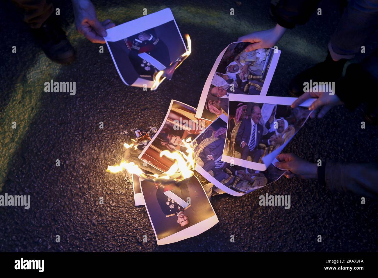 Le militant brun photo des rois espagnols Felipe VI et Juan Carlos I. les manifestants de l'indépendance catalane s'affrontent avec la police à Barcelone après avoir emprisonné des dirigeants politiques à Barcelone, en Catalogne, en Espagne, sur 23 mars 2018. (Photo de Miquel Llop/NurPhoto) Banque D'Images