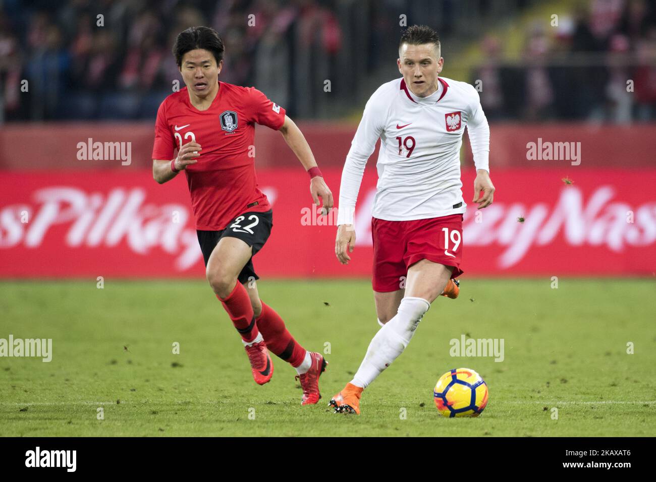 Piotr Zielinski de Pologne et Chang-hoon Kwon de Corée lors du match international amical entre la Pologne et la Corée du Sud au stade silésien de Chorzow, Pologne sur 27 mars 2018 (photo d'Andrew Surma/NurPhoto) Banque D'Images