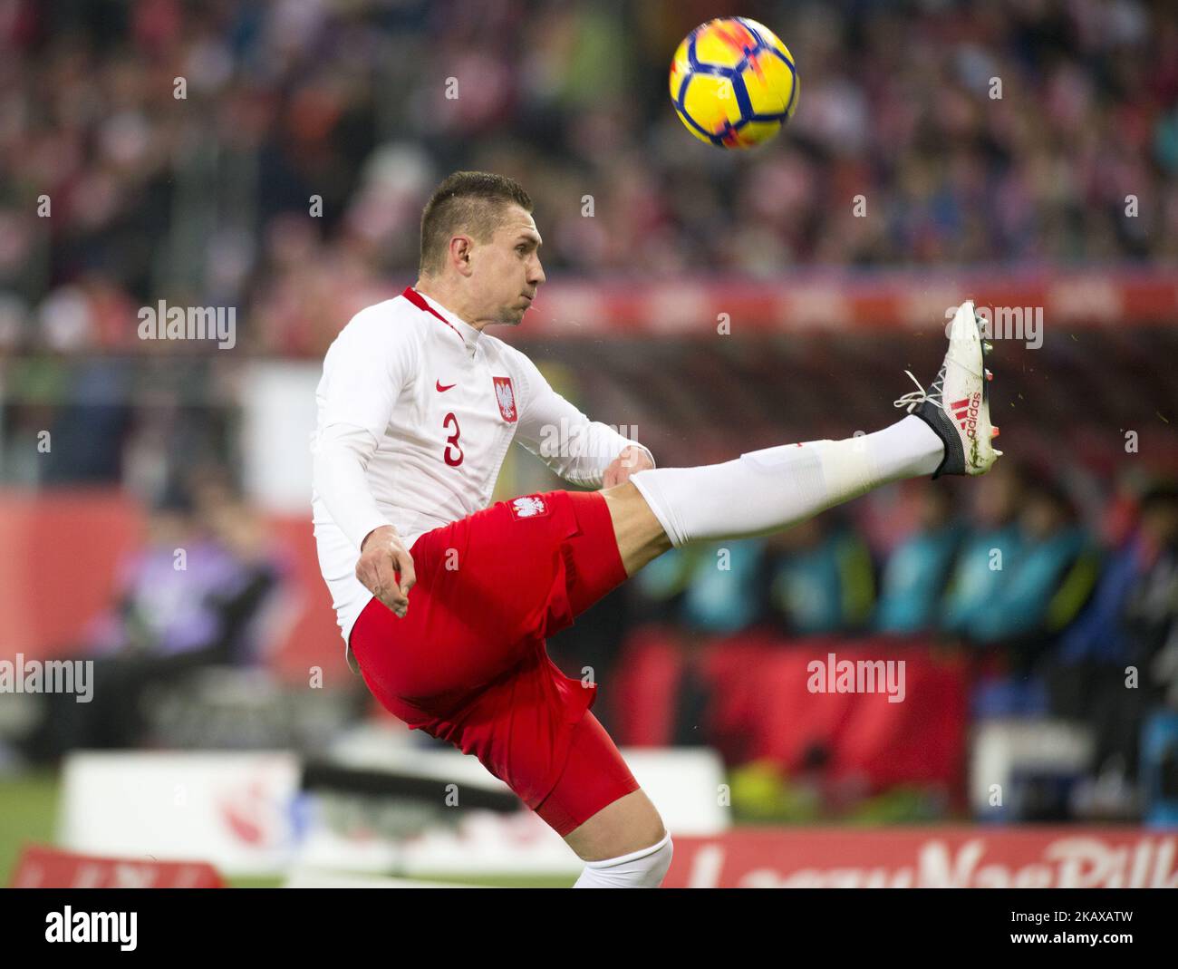 Artur Jedrzejczyk, de Pologne, lance le ballon lors du match international entre la Pologne et la Corée du Sud au stade Silésien de Chorzow, Pologne sur 27 mars 2018 (photo d'Andrew Surma/NurPhoto) Banque D'Images