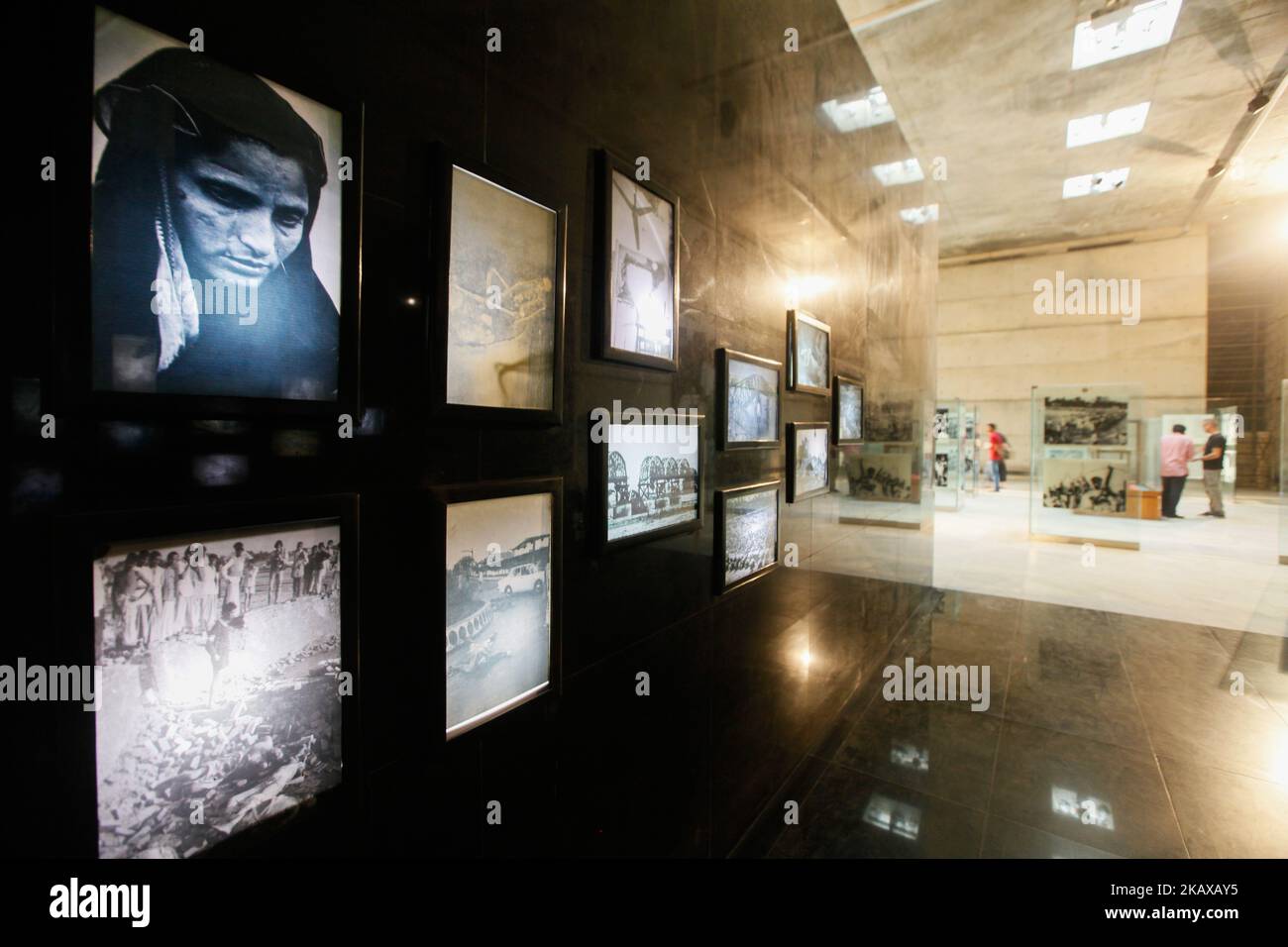 Visiteurs observant l'histoire de la nation au Musée de l'indépendance à Dhaka, au Bangladesh, sur 28 mars 2018. Le Musée de l'indépendance de Dhaka, au Bangladesh, dépeint la lutte pour l'indépendance du Bangladesh. Il montre l'histoire de la nation depuis le mandat de Mughal jusqu'à l'indépendance en 1971. C'est le premier et le seul musée souterrain du pays. Le musée fait partie d'un complexe de 67 hectares à Suhrawardy Udyan, le site d'où le cheik Mujibur Rahman a prononcé son discours historique déclarant la lutte pour l'indépendance, et où les forces pakistanaises se sont rendus après la guerre de libération. (PH Banque D'Images