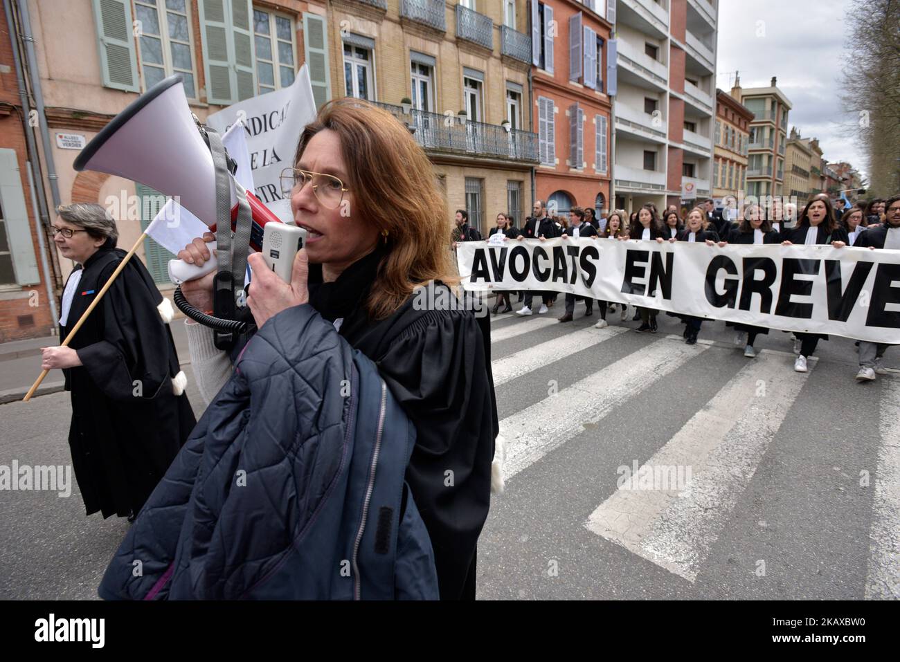 L'Association du Barreau français, tous les syndicats d'avocats, tous les syndicats de magistrats ont appelé tous ses membres à la grève, à se réunir devant les palais de justice et à protester contre la réforme prévue par la ministre française de la Justice Nicole Bellobet (fermeture des tribunaux de première instance, création de tribunaux pénaux sans jurés pouvant purger jusqu'à 20 ans de prison). Sur 30 mars 2018 à Toulouse, France. (Photo d'Alain Pitton/NurPhoto) Banque D'Images