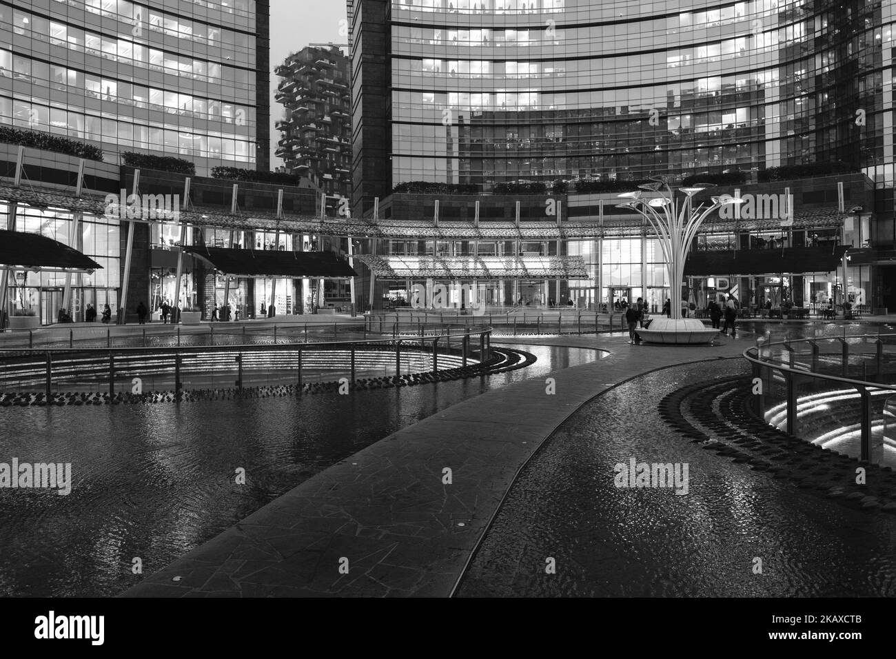 Piazza Gae Aulenti de Milan, Italie. Conçu par l'architecte argentin Cesar Pelli, inauguré en 2012. C'est un carré circulaire élevé, de 100 mètres de diamètre, les bâtiments autour de lui: La Tour Unicredit et l'arbre solaire, un système d'éclairage qui joue avec les effets de la lumière dans la source d'eau. 2 avril 2018 milan italie (photo par Oscar Gonzalez/NurPhoto) Banque D'Images